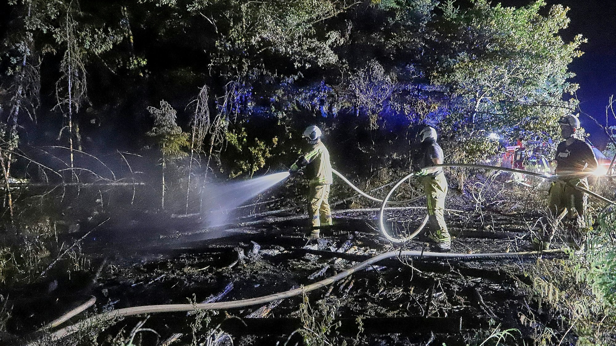 Das Bild zeigt eine Szene bei einem Waldbrand an der deutsch-belgischen Grenze.