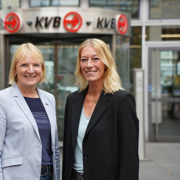 Stefanie Haaks und Sandra Rosenthal vor der KVB