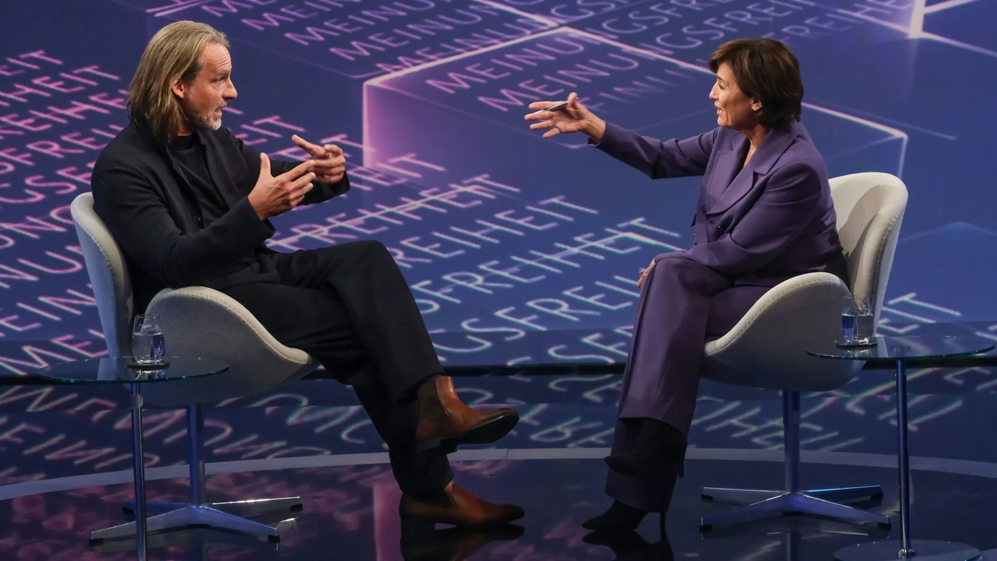 Richard David Precht hat sich mit Sandra Maischberger zum Thema Meinungsfreiheit unterhalten. (Bild: WDR / Oliver Ziebe)