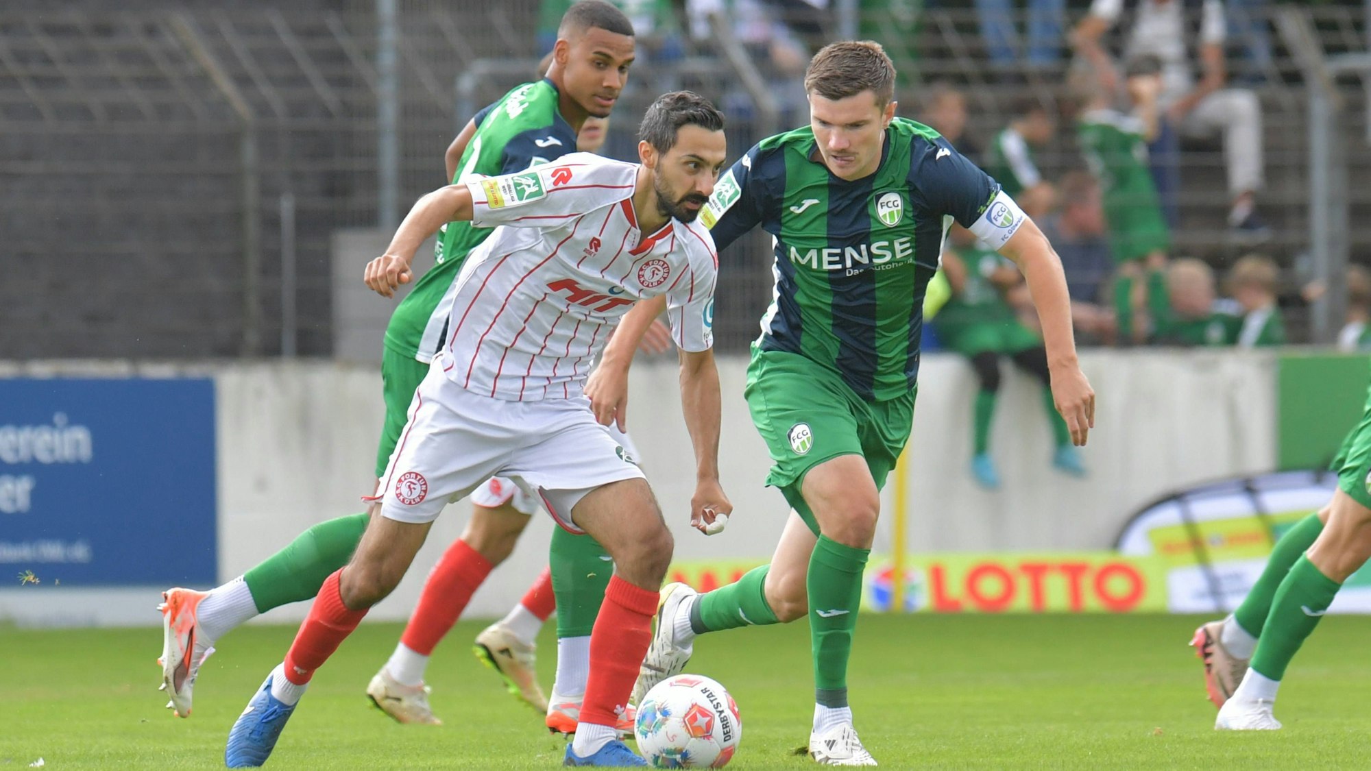23.08.2025, GER, Fussball, Regionalliga West, Saison 2025/2026, 05. Spieltag, Ohlendorf Stadion im Heidewald, Gütersloh FC Gütersloh - SC Fortuna Köln 1 : 1 Björn Rother FC Gütersloh, rechts gegen Rafael Garcia SC Fortuna Köln, Aktion, Duell, Zweikampf *** 23 08 2025, GER, Soccer, Regionalliga West, Season 2025 2026, 05 Matchday, Ohlendorf Stadion im Heidewald, Gütersloh FC Gütersloh SC Fortuna Köln 1 1 Björn Rother FC Gütersloh, right against Rafael Garcia SC Fortuna Köln , action, duel, duel