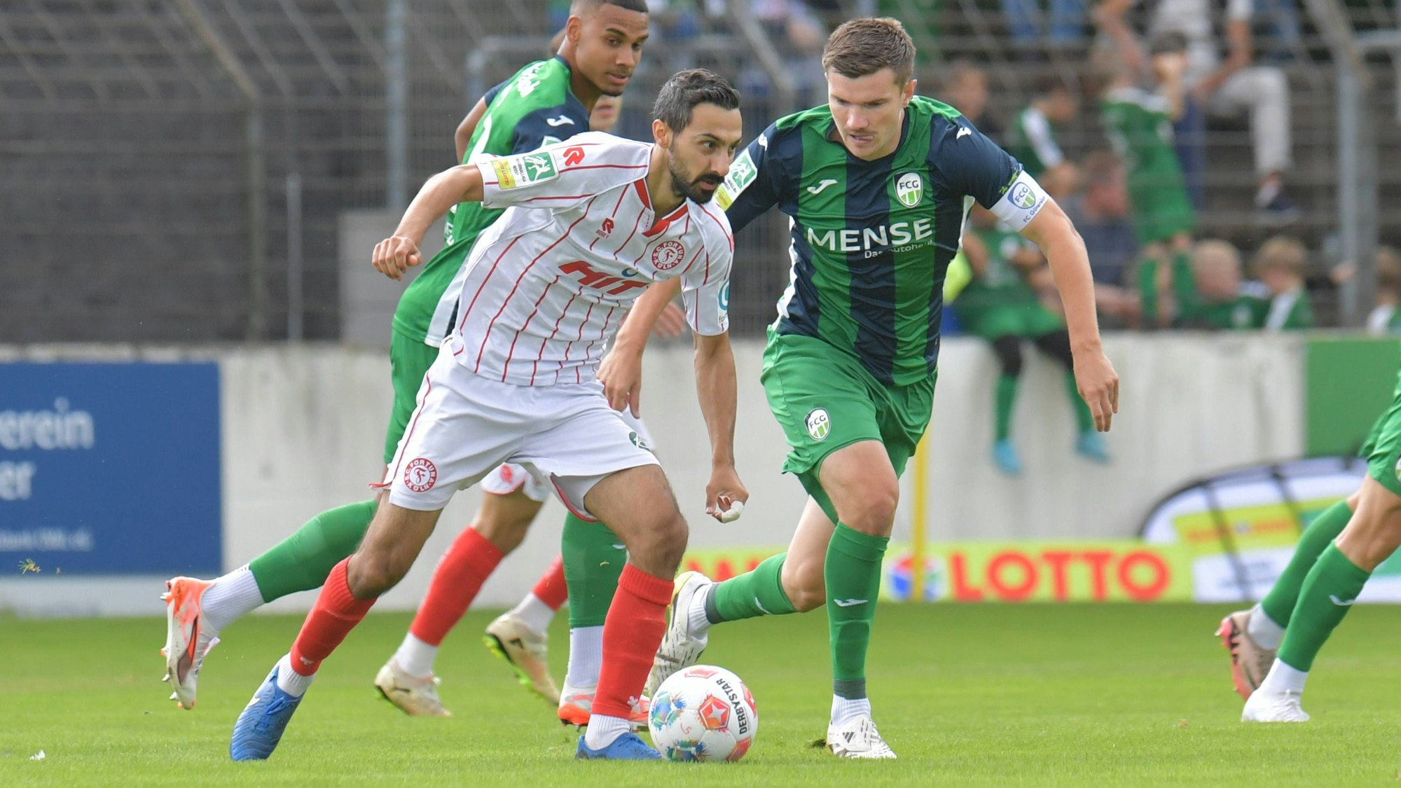 23.08.2025, GER, Fussball, Regionalliga West, Saison 2025/2026, 05. Spieltag, Ohlendorf Stadion im Heidewald, Gütersloh FC Gütersloh - SC Fortuna Köln 1 : 1 Björn Rother FC Gütersloh, rechts gegen Rafael Garcia SC Fortuna Köln, Aktion, Duell, Zweikampf *** 23 08 2025, GER, Soccer, Regionalliga West, Season 2025 2026, 05 Matchday, Ohlendorf Stadion im Heidewald, Gütersloh FC Gütersloh SC Fortuna Köln 1 1 Björn Rother FC Gütersloh, right against Rafael Garcia SC Fortuna Köln , action, duel, duel