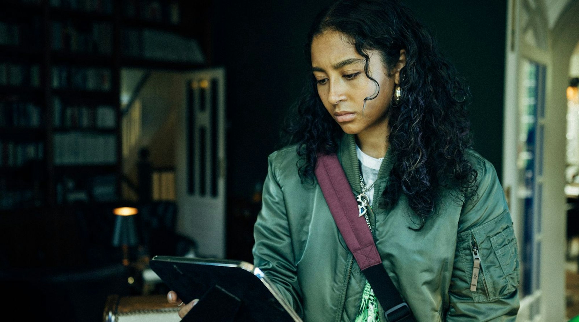 In der neuen ARD-Serie „Schattenseite“ zieht Nola (Samirah Breuer) in eine neue Stadt. Ihr Start wird nicht einfach. (Bild: ARD Degeto Film/HR/funk/Dreamtool Entertainment GmbH/Elliott Kreyenberg)