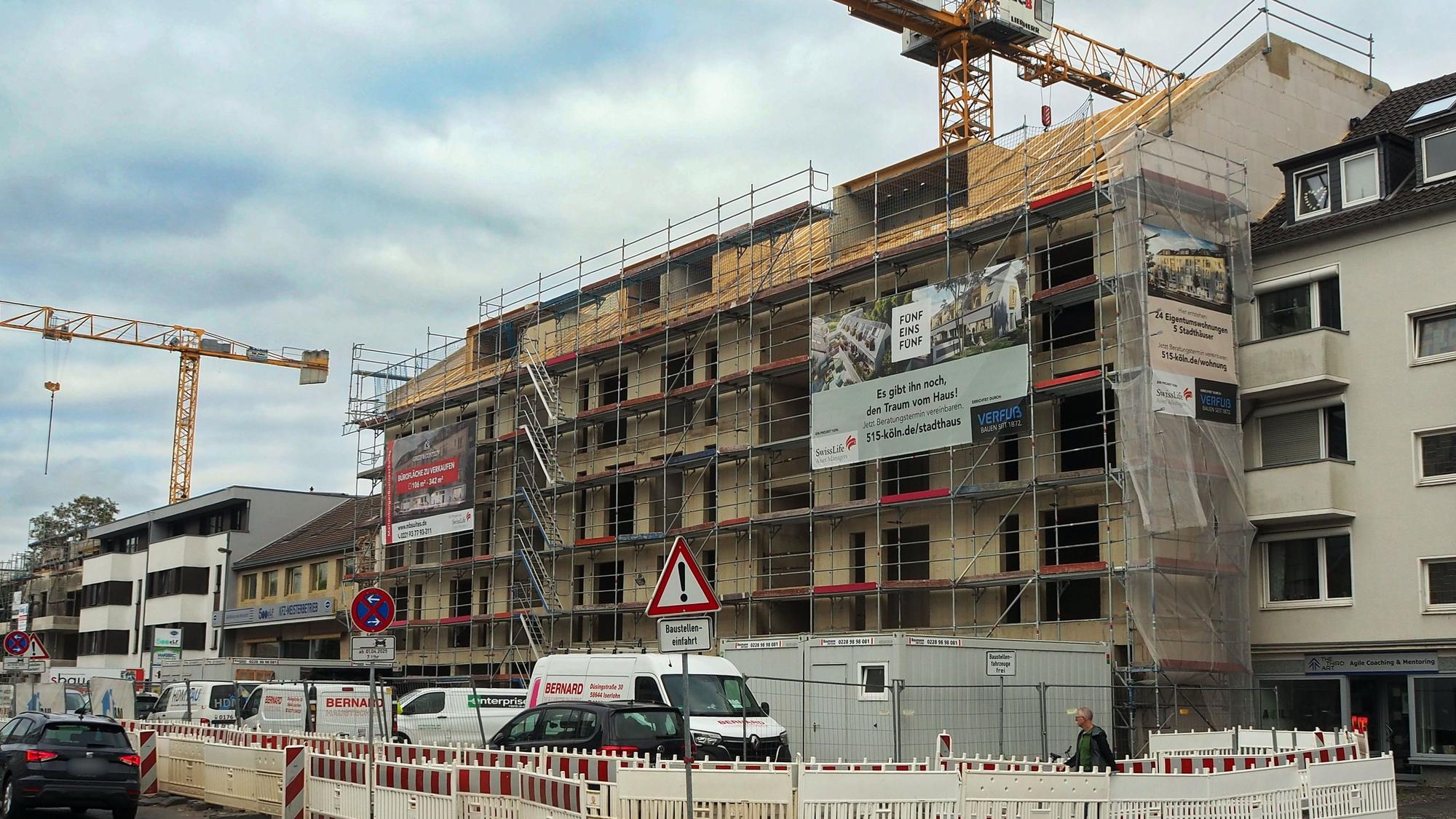An der Bonner Straße 515 werden Eigentumswohnungen und Stadthäuser auf dem hinteren Teil des Baugrundstücks errichtet.