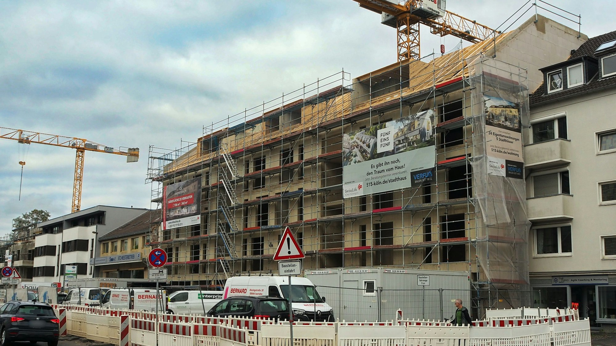 An der Bonner Straße 515 werden Eigentumswohnungen und Stadthäuser auf dem hinteren Teil des Baugrundstücks errichtet.