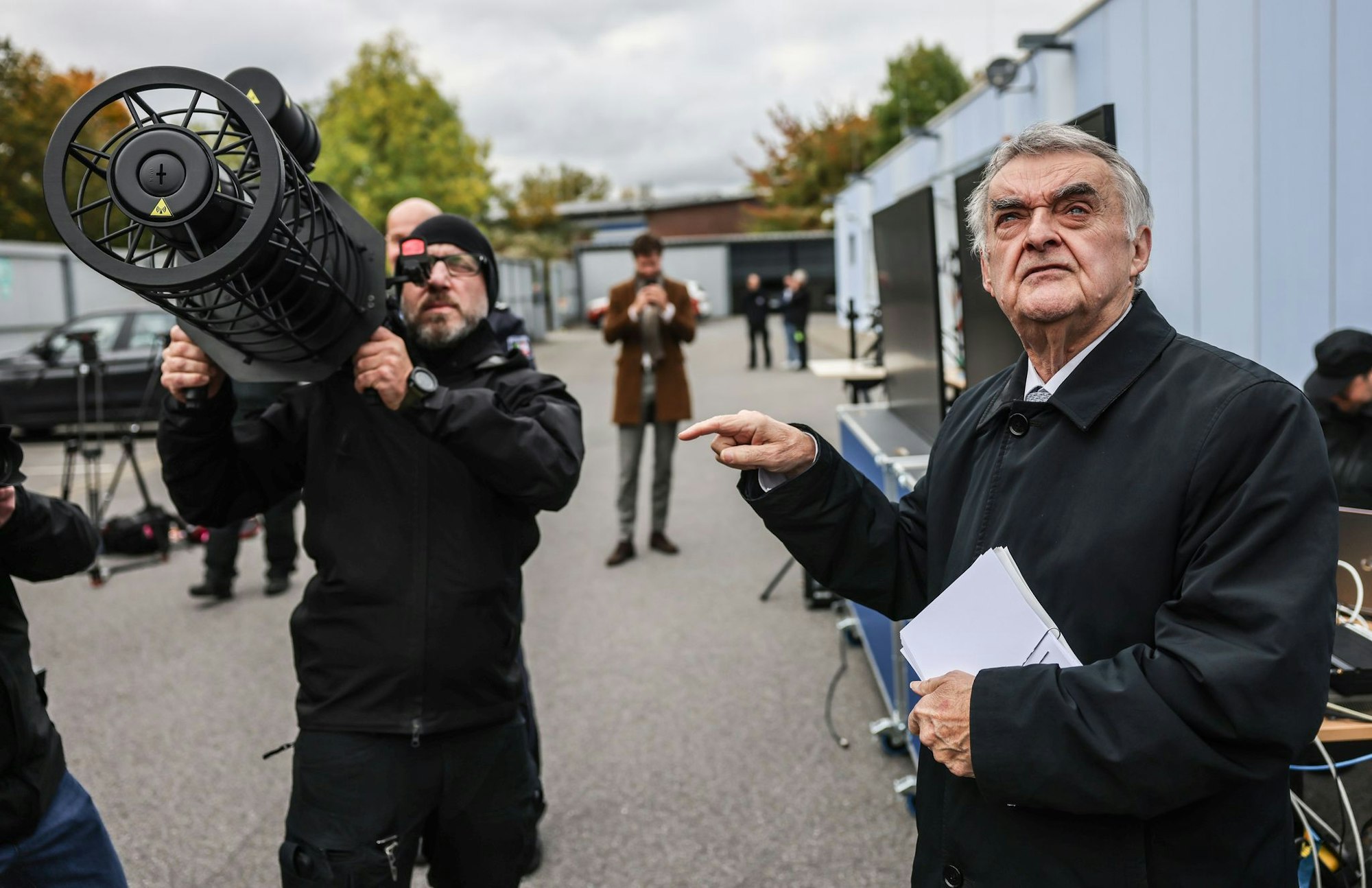 NRW-Innenminister Herbert Reul (CDU) verfolgte, wie ein Beamter mit einem Spezialgerät auf der Schulter ein Störsignal auf eine Drohne ausrichtete.