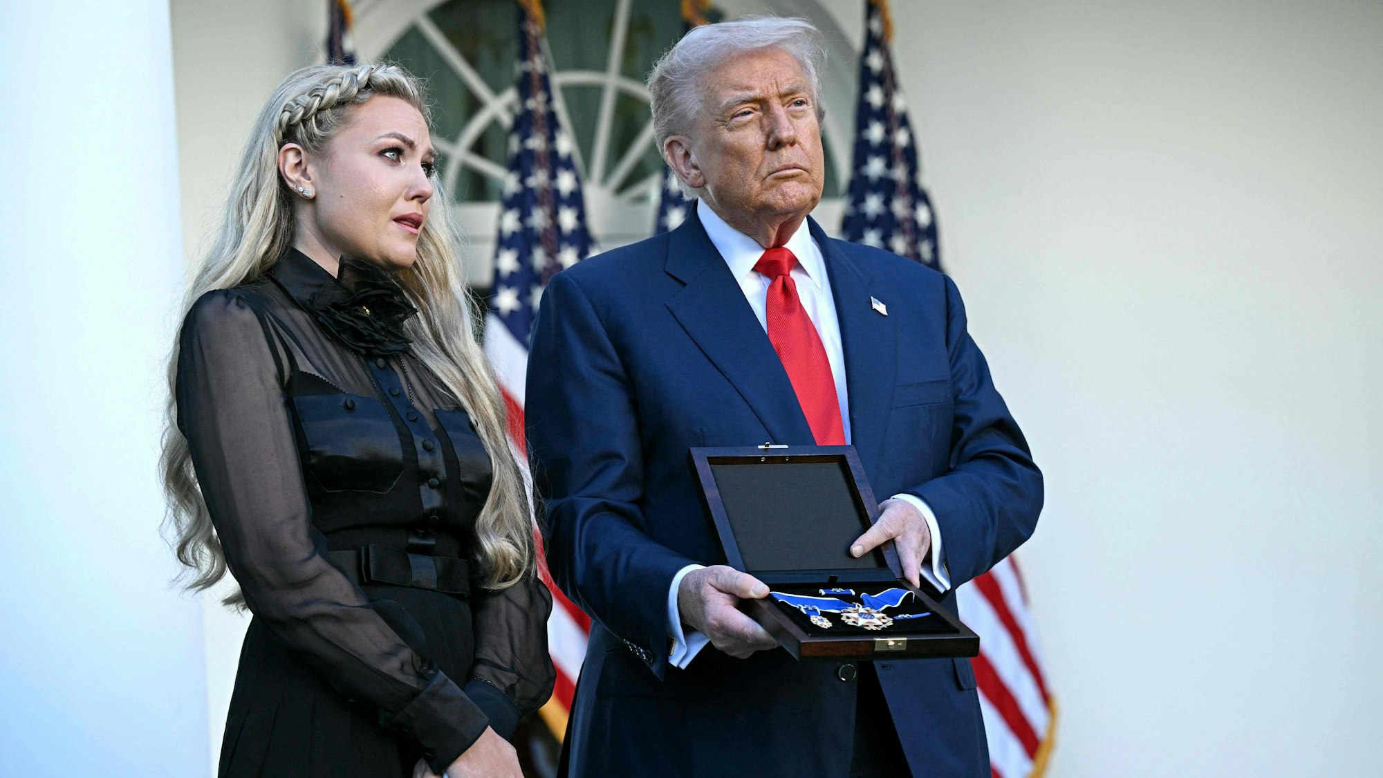 US-Präsident Donald Trump (r.) zusammen mit Charlie Kirks Witwe Erika bei der posthumen Verleihung der Freiheitsmedaille. (Archivbild)