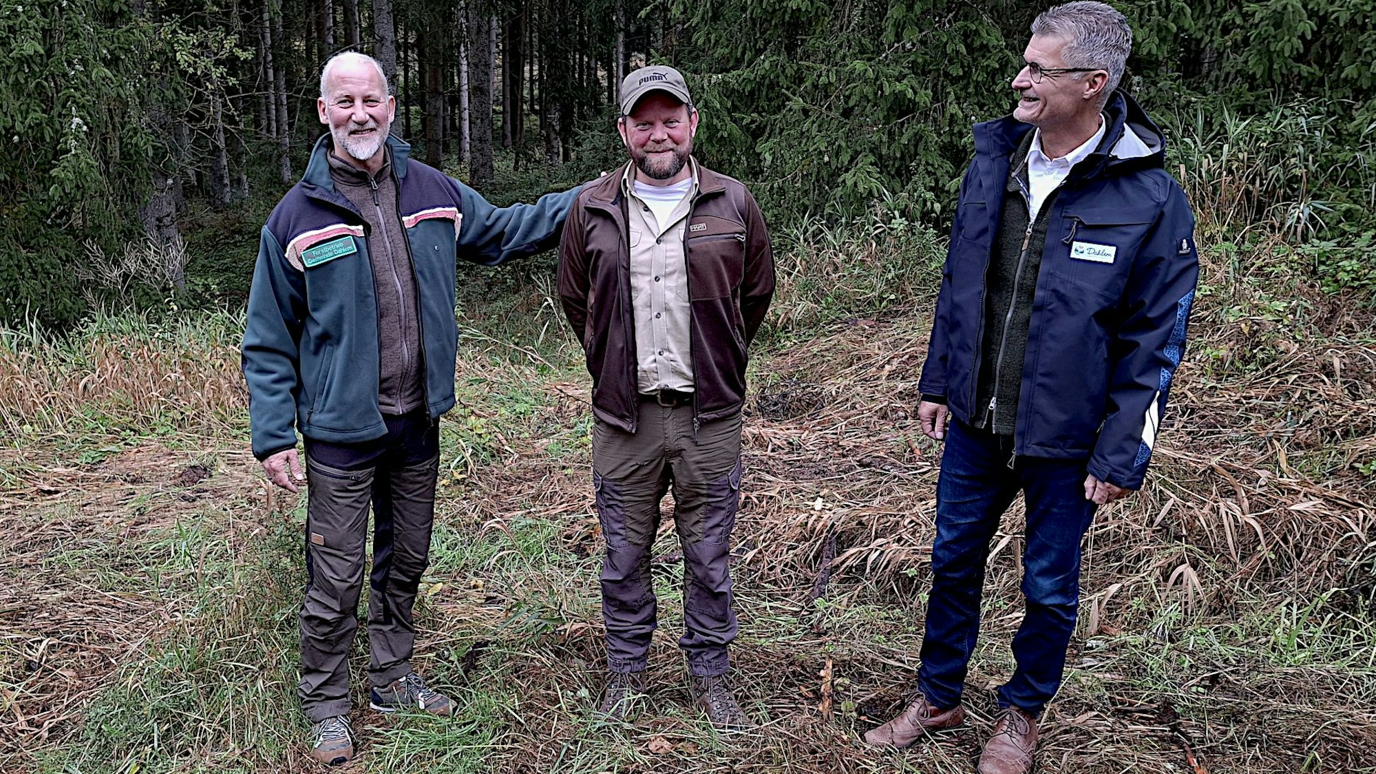 Achim Schmitz, Jens Brinkmann und Jan Lembach (v.l.) stehen im Wald.