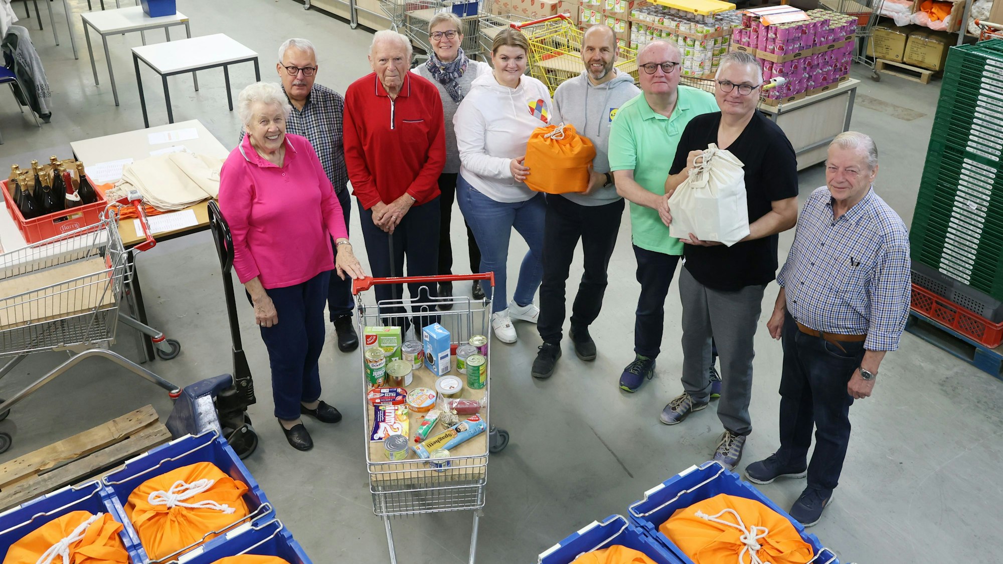 Das Bild zeigt Ehrenamtler beim Packen der Säcke.