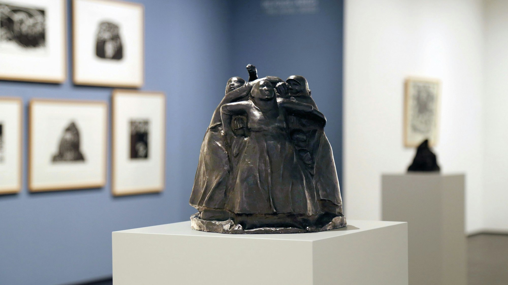 Ein Bronze-Kunstwerk steht auf einem Podest.