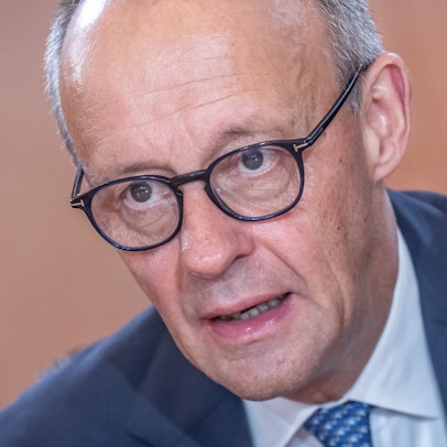 Bundeskanzler Friedrich Merz (CDU) muss sich den Vorwurf des Rassismus gefallen lassen.