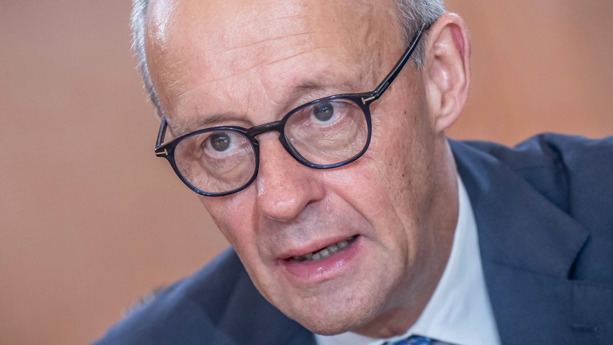 Bundeskanzler Friedrich Merz (CDU) muss sich den Vorwurf des Rassismus gefallen lassen.