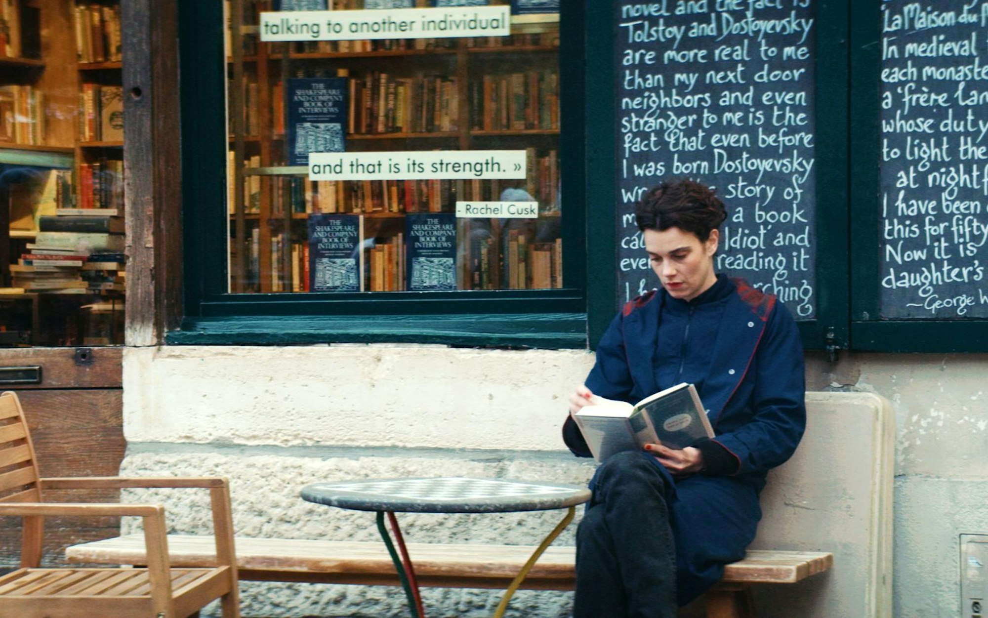 Agathe (Camille Rutherford) liebt Bücher - und vor allem die von Jane Austen. (Bild: Splendid Film)