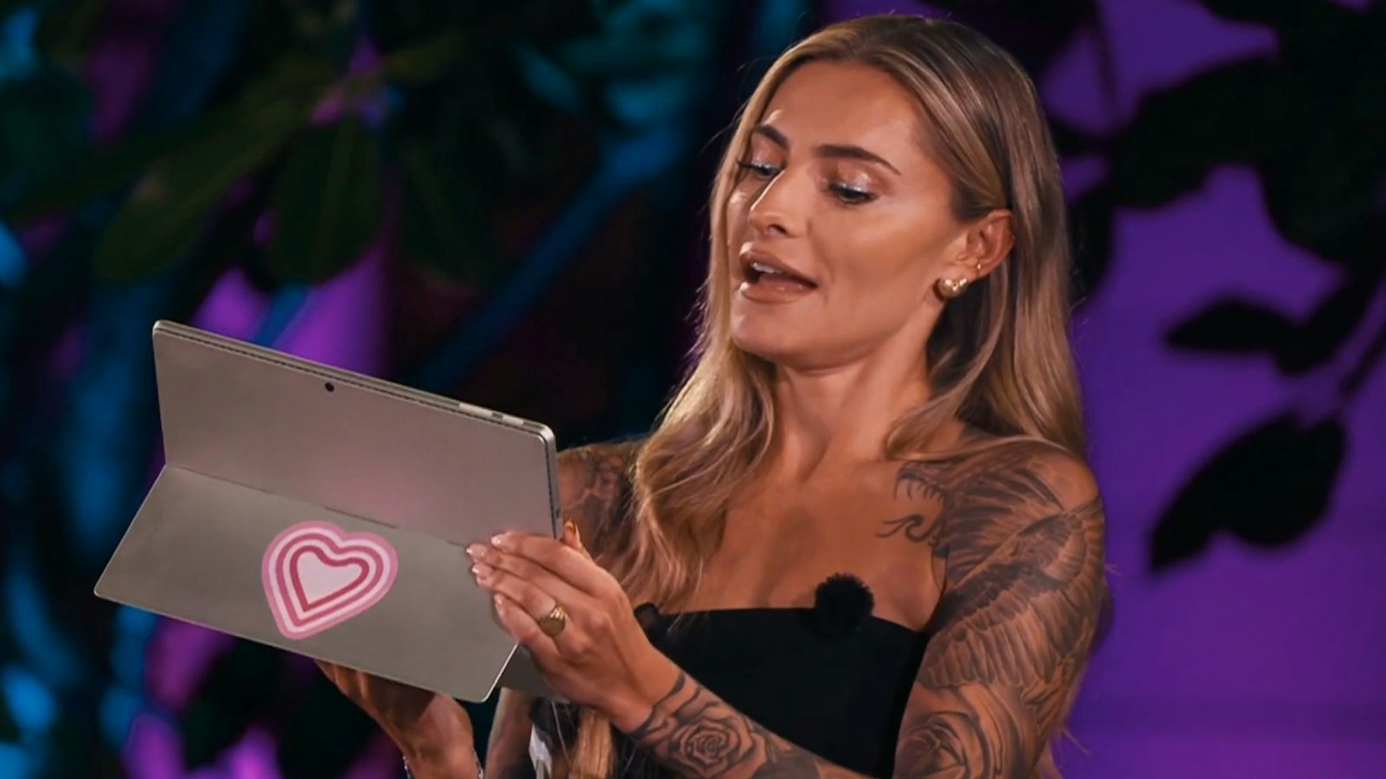 Moderatorin Sophia Thomalla präsentiert kompromittierendes Videomaterial. (Bild: RTL+)