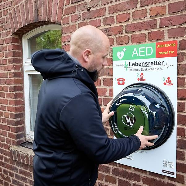 Die Handhabung des Defibrillators zeigt Manfred Bissinger vom Verein Lebensretter im Kreis Euskirchen.