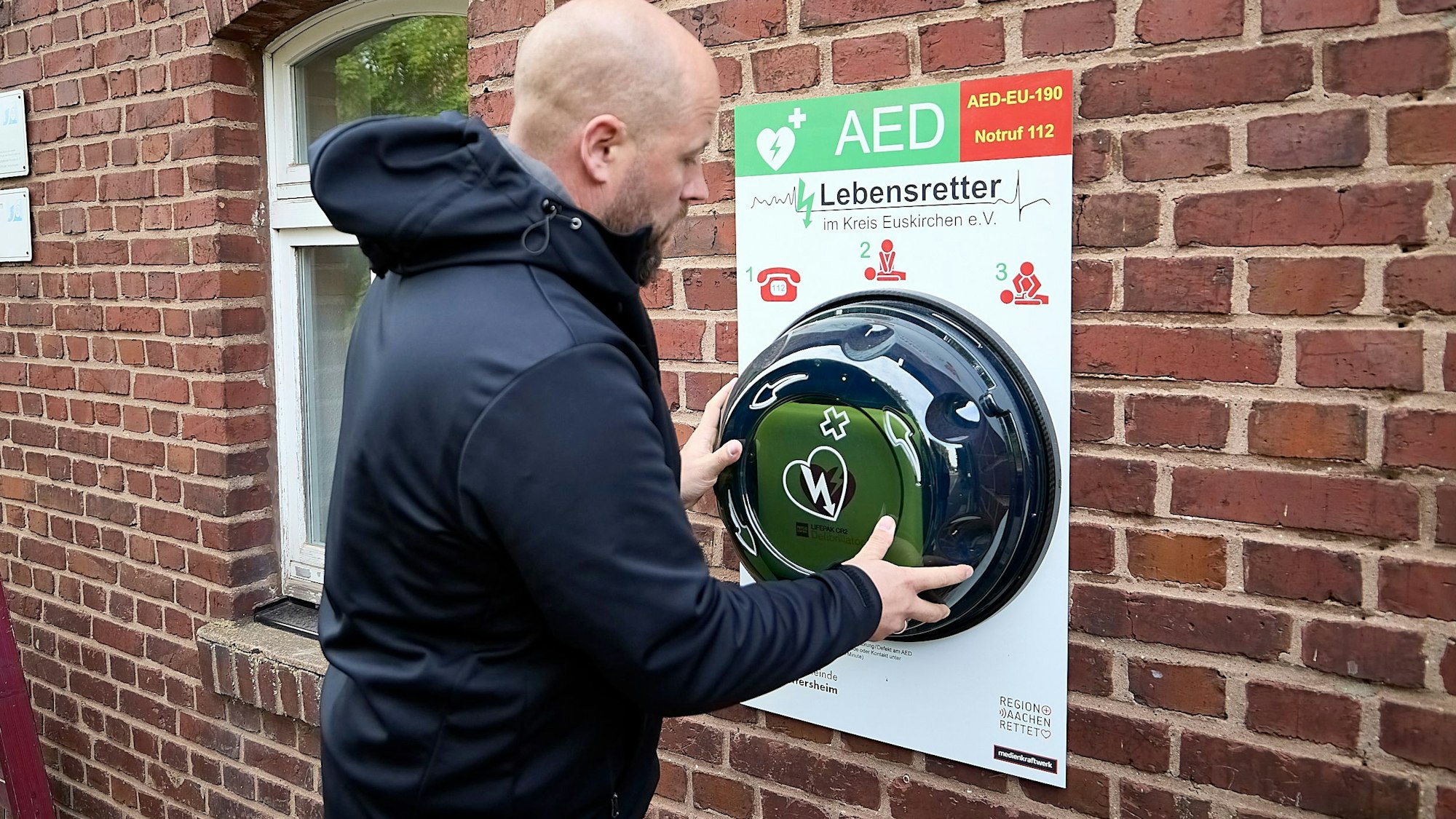 Die Handhabung des Defibrillators zeigt Manfred Bissinger vom Verein Lebensretter im Kreis Euskirchen.