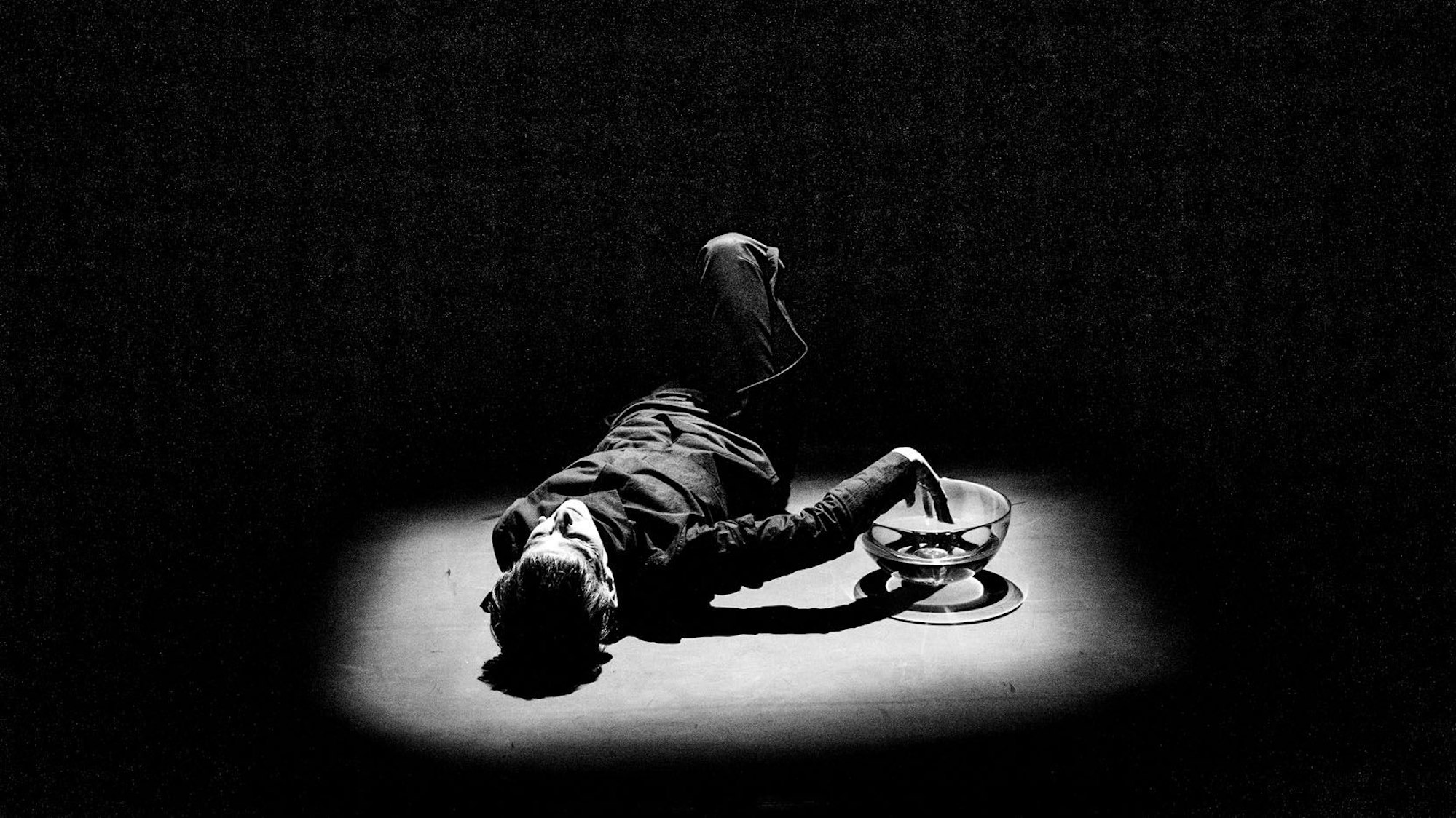 Eine Frau liegt auf dem Boden.