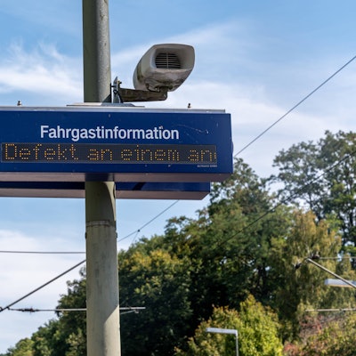 Fahrgastinformation zeigt Defekt-Nachricht an.