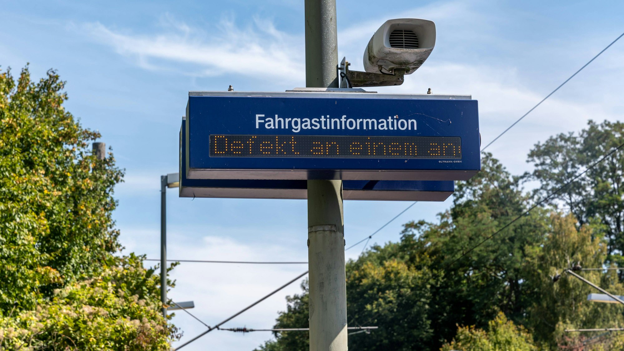 Fahrgastinformation zeigt Defekt-Nachricht an.