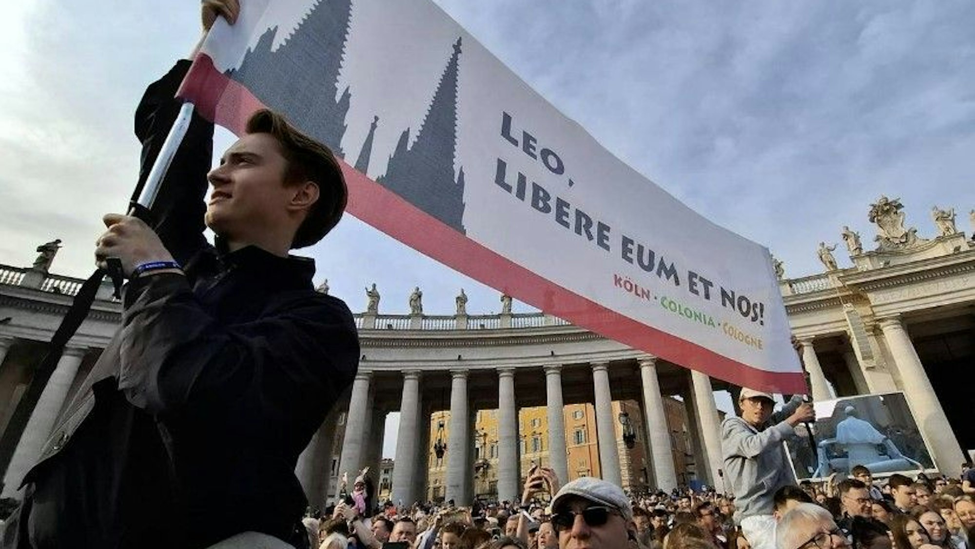 Kölner Messdienerinnen und Messdiener protestieren am 15. Oktober 2025 auf dem Petersplatz in Rom gegen Kardinal Woelki