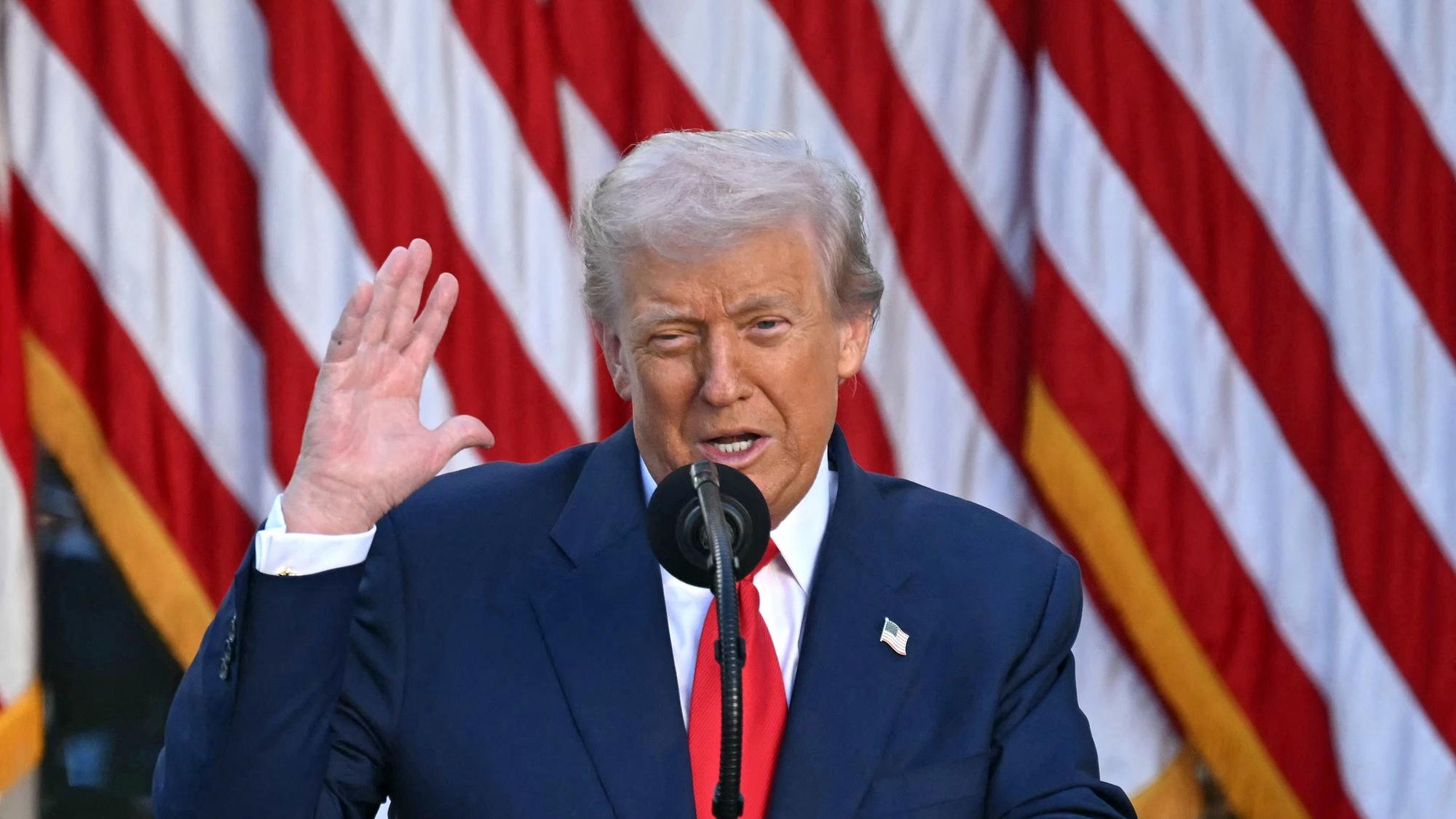 Das Bild zeigt US-Präsident Donald Trump, während der Zeremonie zur Verleihung der Freiheitsmedaille an den ermordeten rechten Aktivisten Charlie Kirk. Foto: Andrew Caballero-Reynolds/AFP