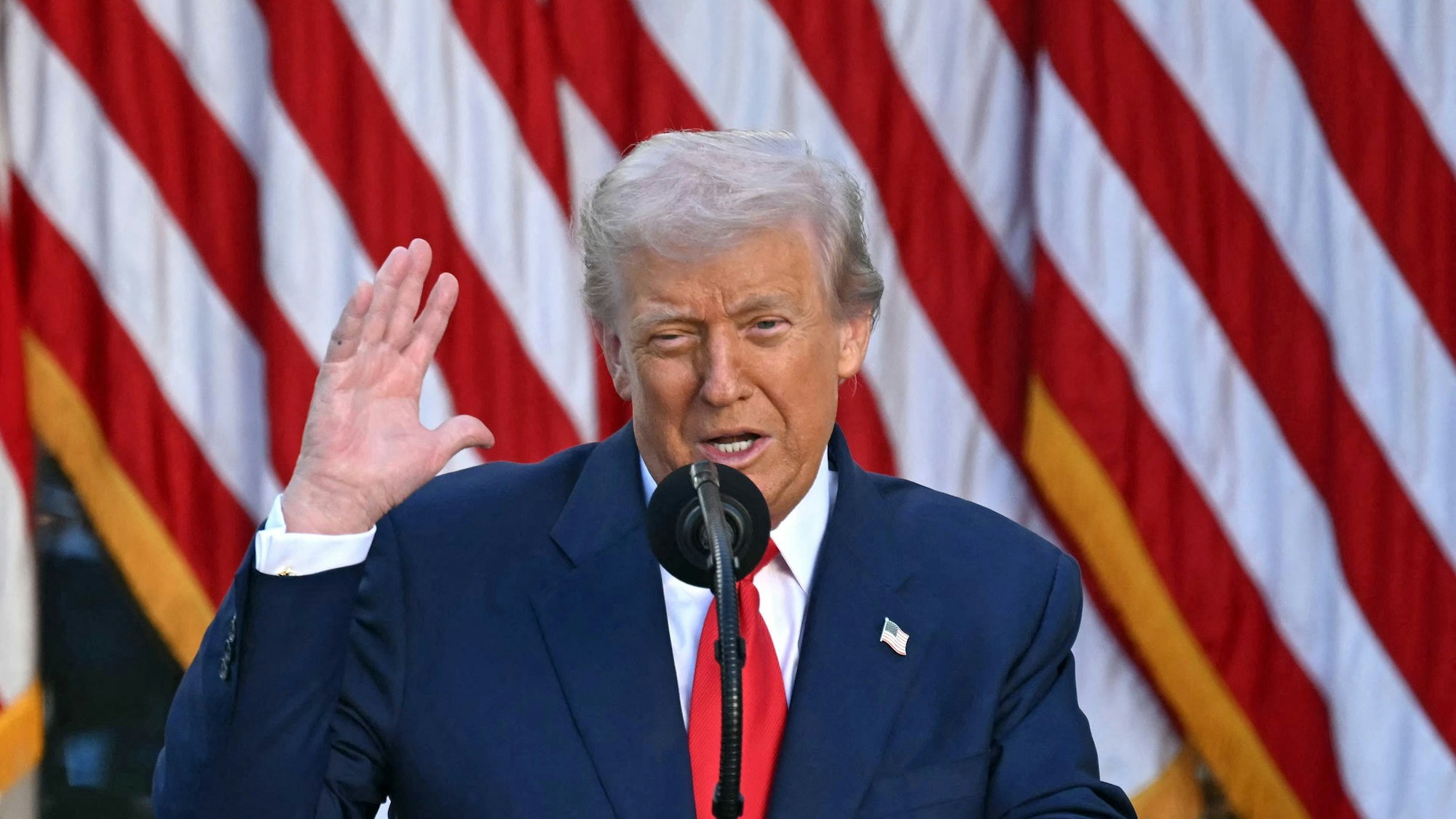 Das Bild zeigt US-Präsident Donald Trump, während der Zeremonie zur Verleihung der Freiheitsmedaille an den ermordeten rechten Aktivisten Charlie Kirk. Foto: Andrew Caballero-Reynolds/AFP