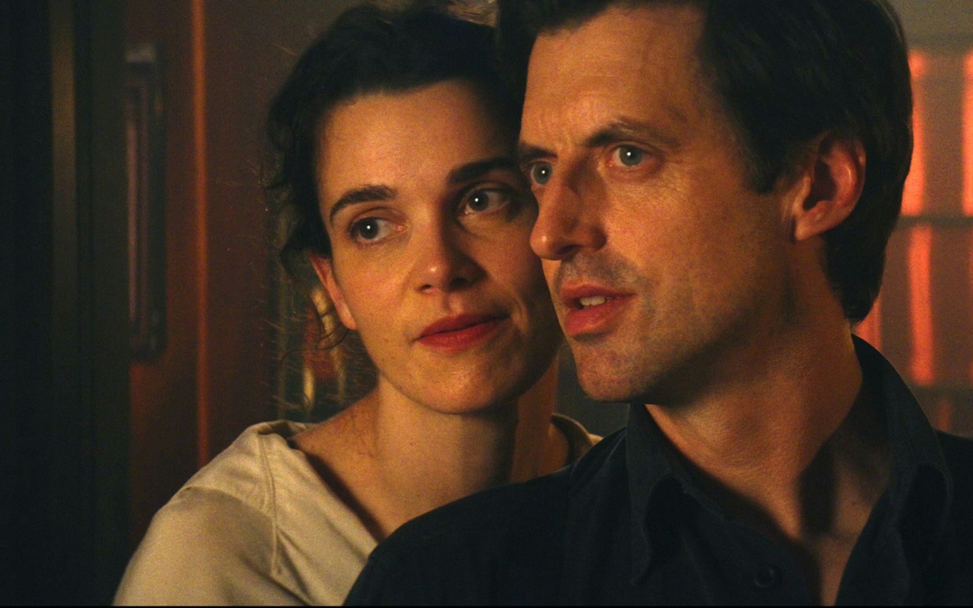 Agathe (Camille Rutherford) hält Olivier (Charlie Anson) zunächst für einen aufgeblasenen Schnösel. Aber so schlimm ist er bei genauerem Hinsehen doch nicht ... (Bild: Splendid Film)