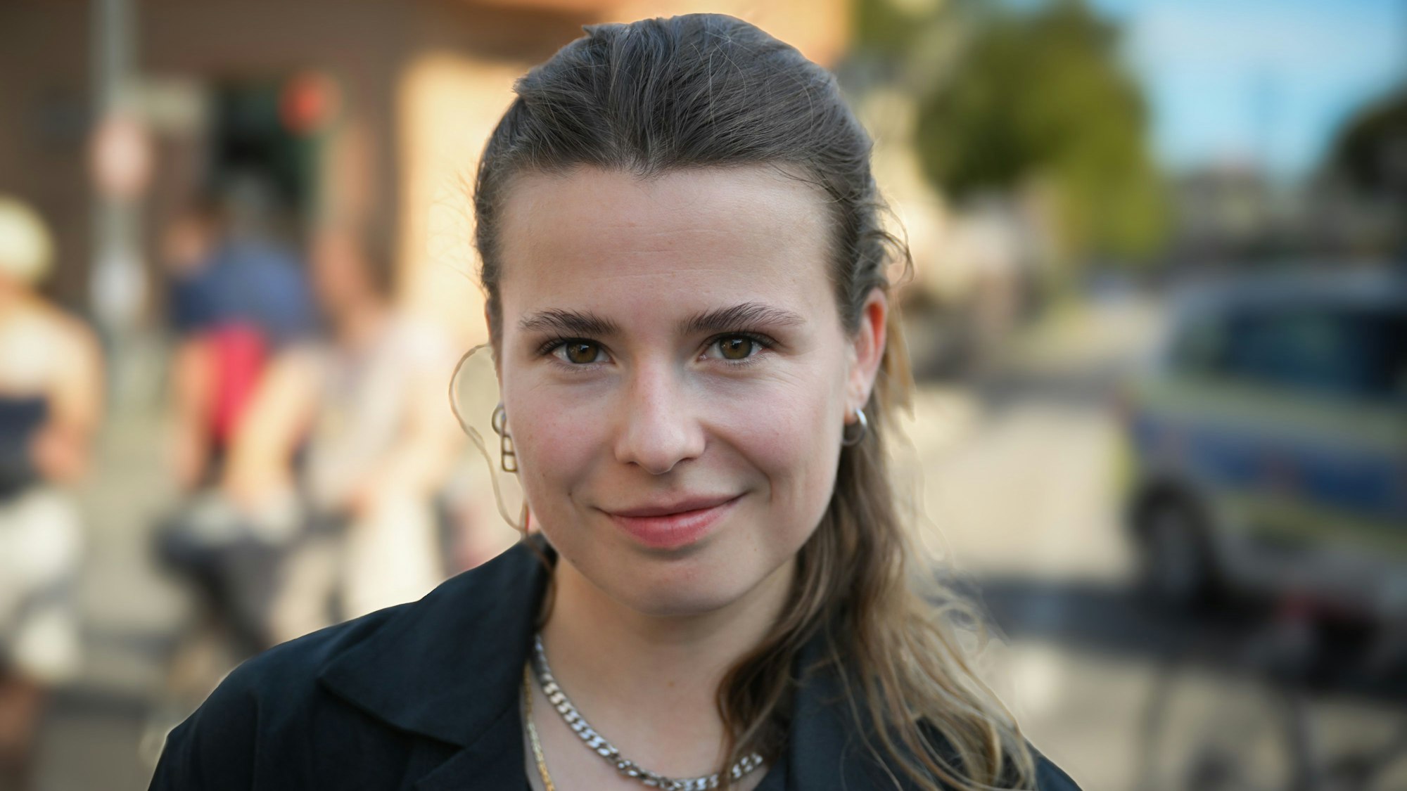 Luisa Neubauer lacht in die Kamera.