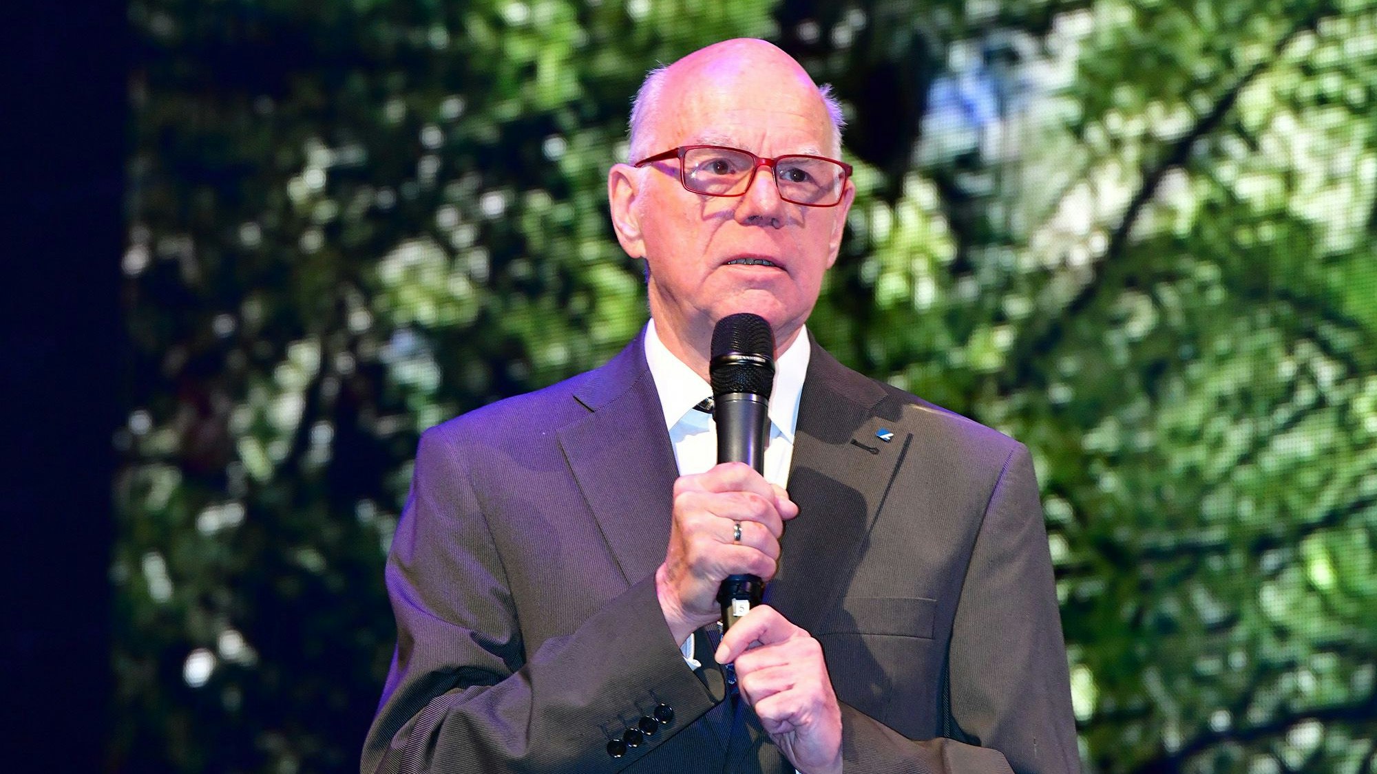 Der Politiker spricht mit Mikro in der Hand.