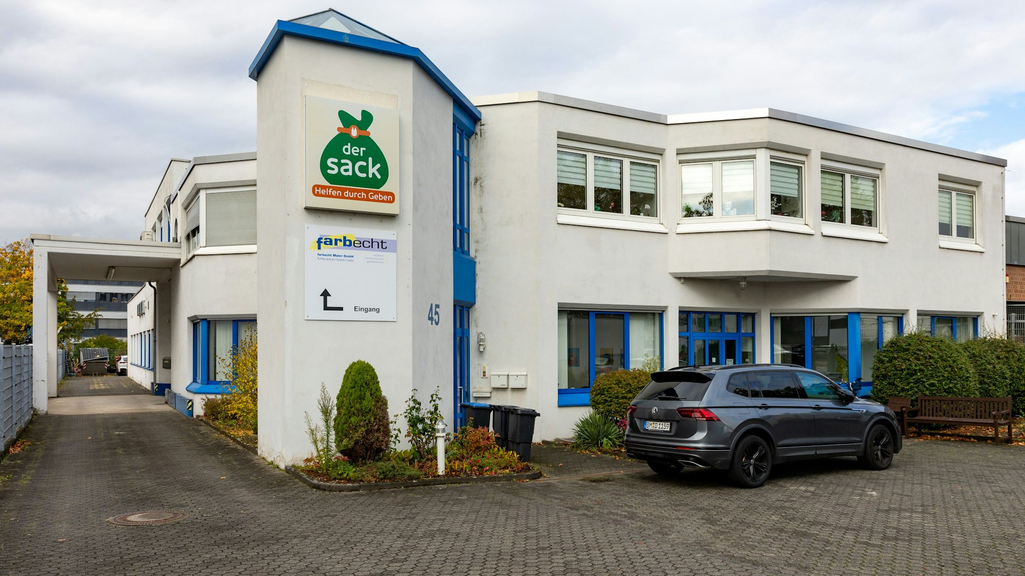 Das Bild zeigt das Gebäude, in dem der Verein die Lebensmittel lagert und packt.