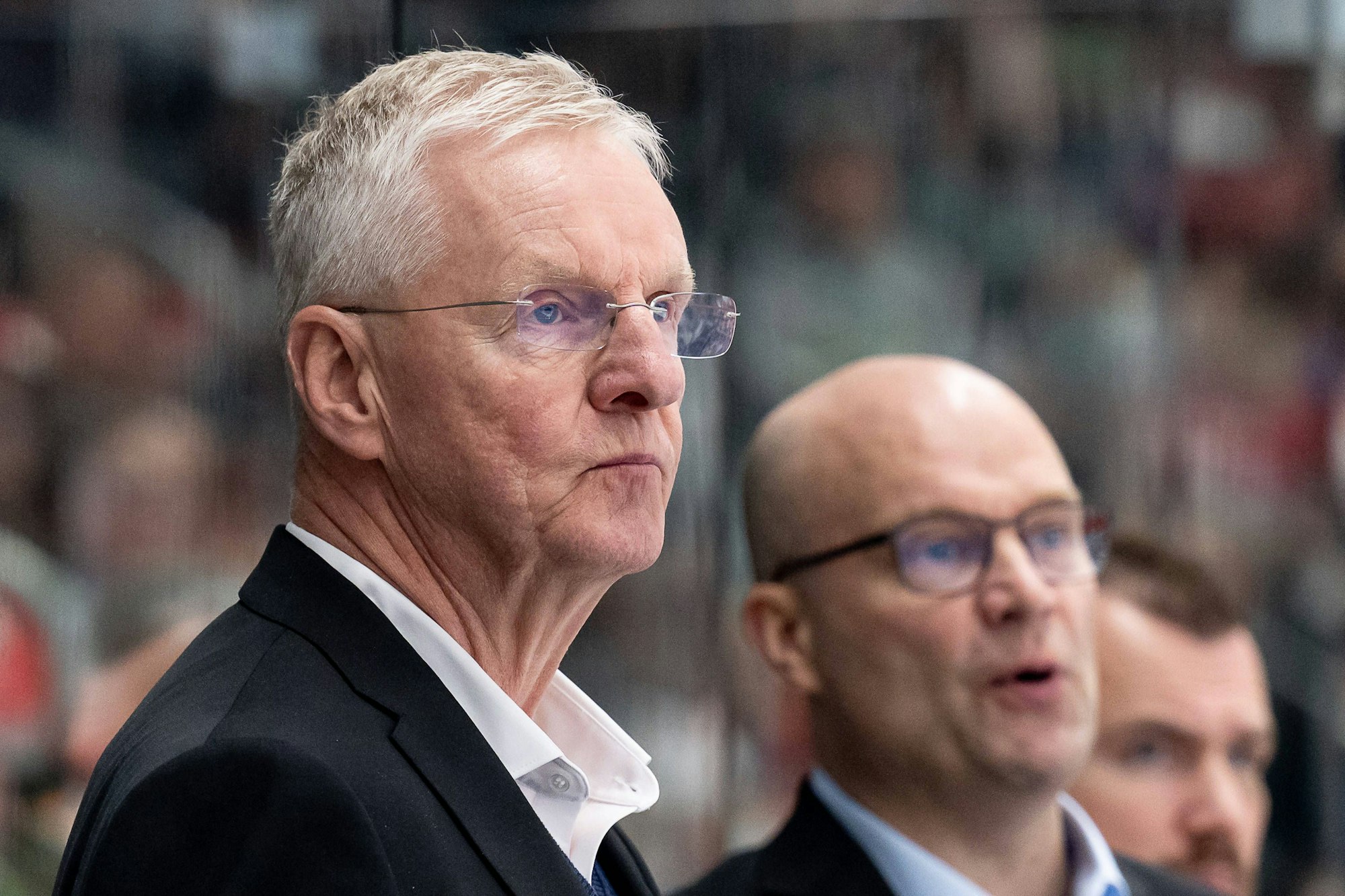 Kari Jalonen beobachtet das Spielgeschehen.