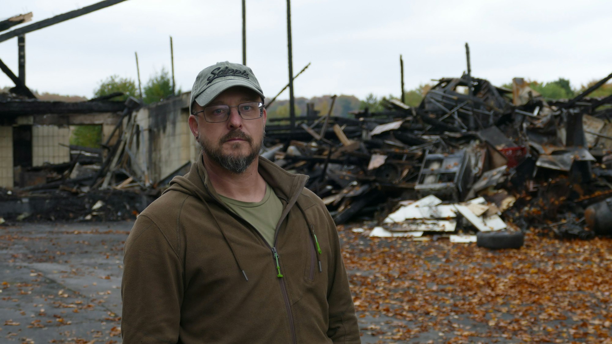Thomas Beissel (49) steht vor der Brandruine, in der sein berufliches Equipment verbrannt ist.