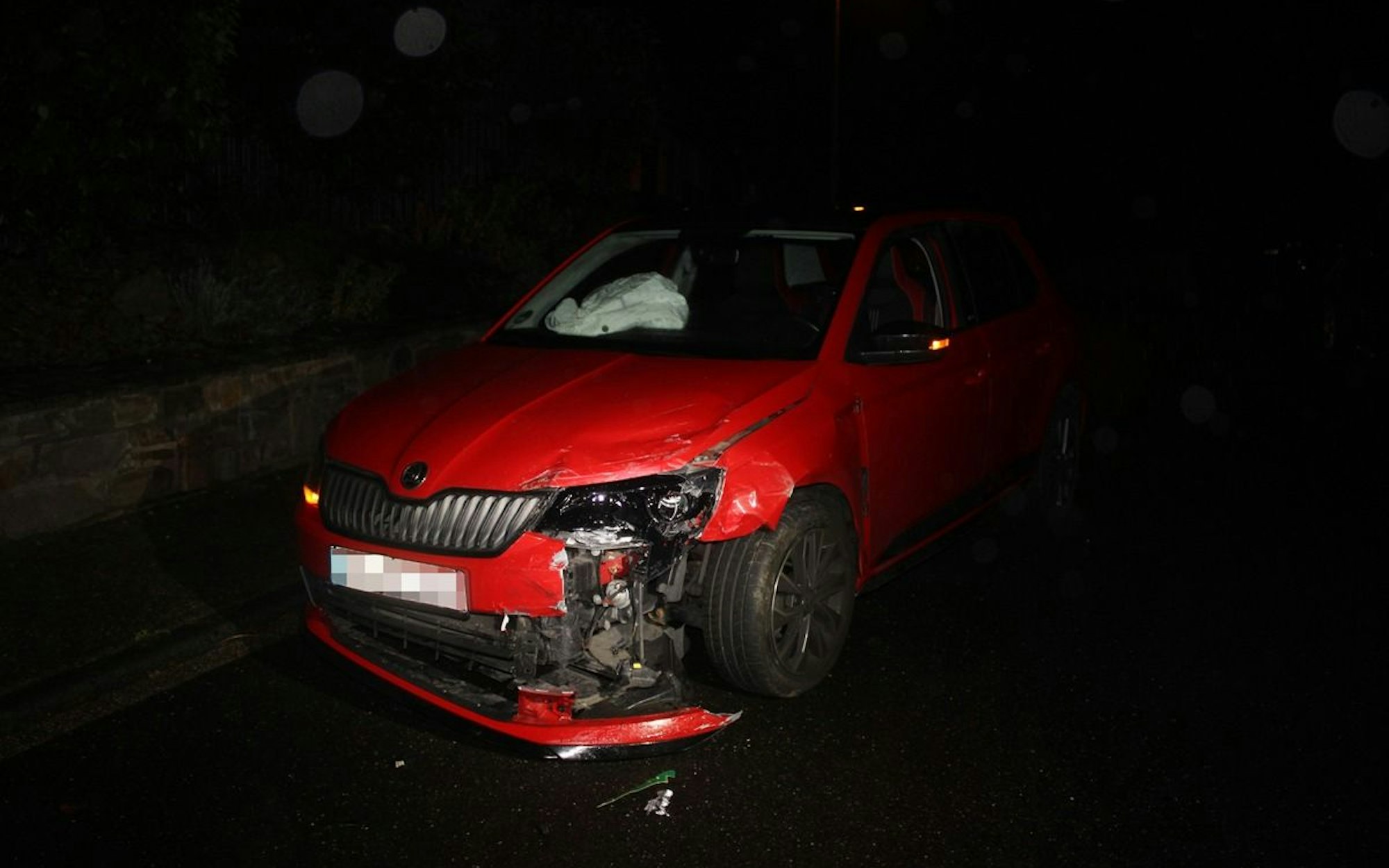 Ein Polizeiauto steht an einer Unfallstelle.