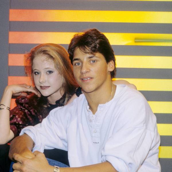 Silvia Seidel und Patrick Bach sitzen nebeneinander.