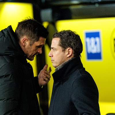 Dortmunds Sport-Geschäftsführer Lars Ricken (r.) unterhält sich mit Sportdirektor Sebastian Kehl.