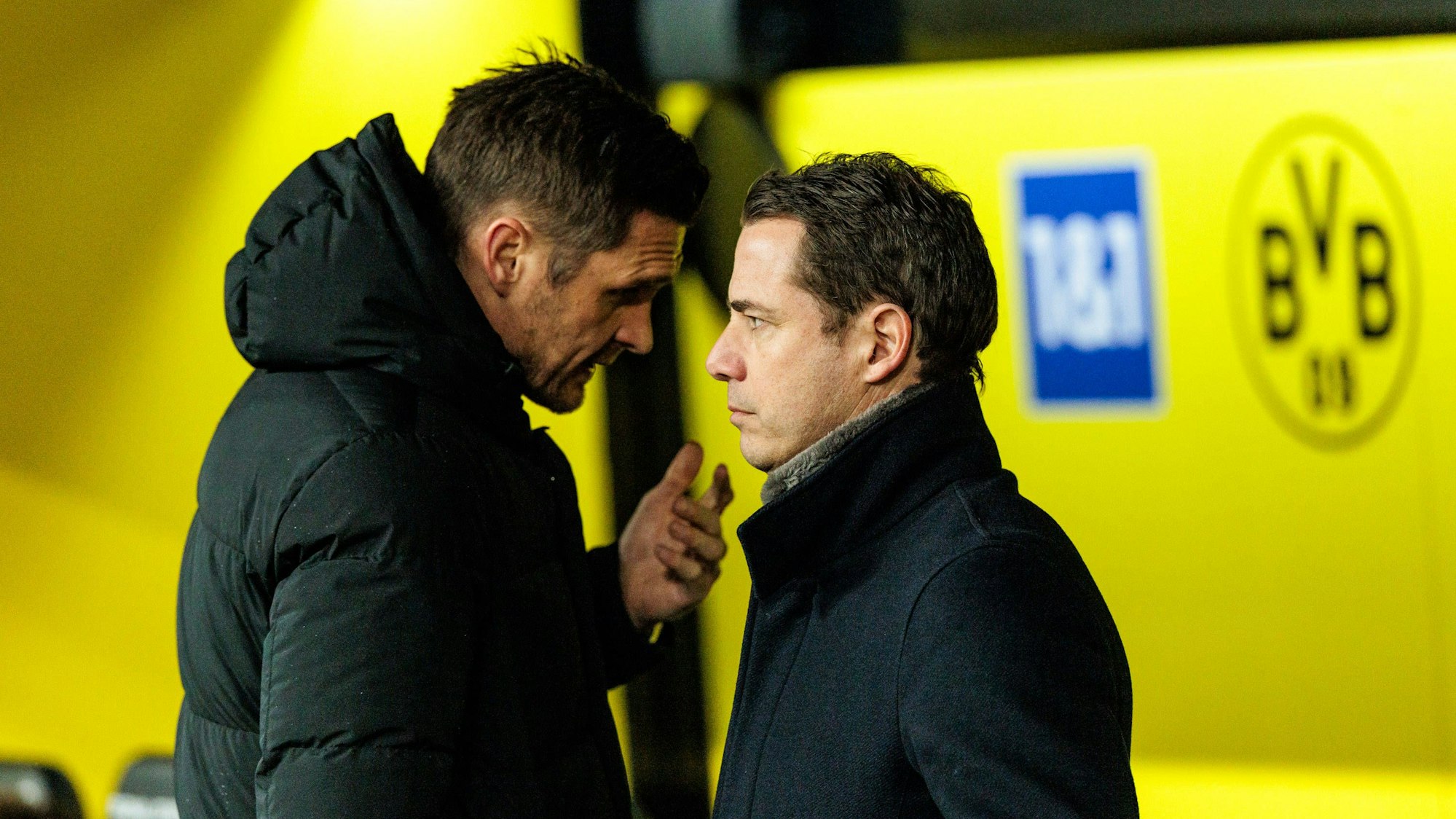 Dortmunds Sport-Geschäftsführer Lars Ricken (r.) unterhält sich mit Sportdirektor Sebastian Kehl.