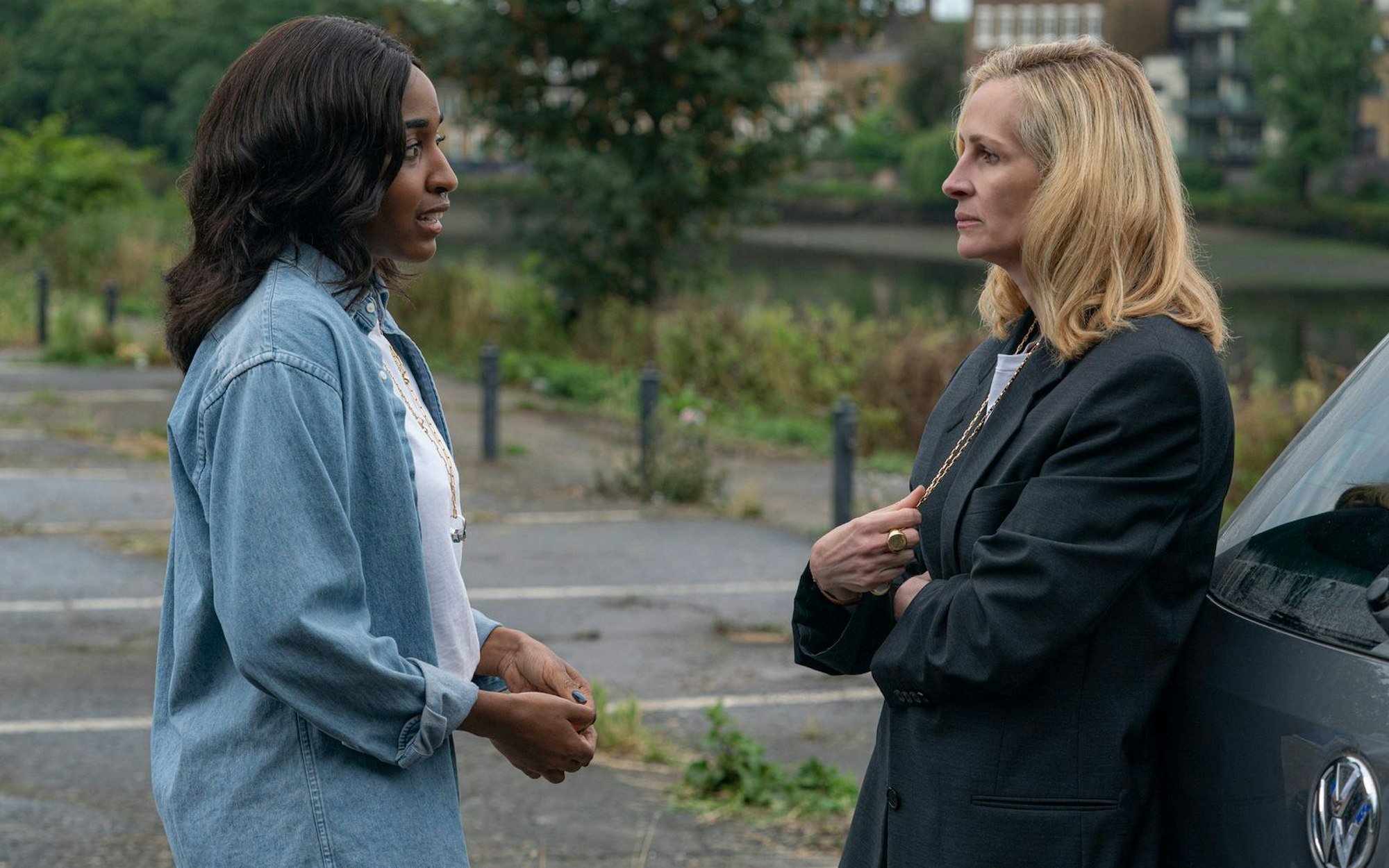 Maggie (Ayo Edebiri, links, mit Julia Roberts) behauptet, Opfer einer Vergewaltigung geworden zu sein. Sagt sie die Wahrheit? (Bild: Yannis Drakoulidis/2025 Amazon Content Services/Sony Pictures)