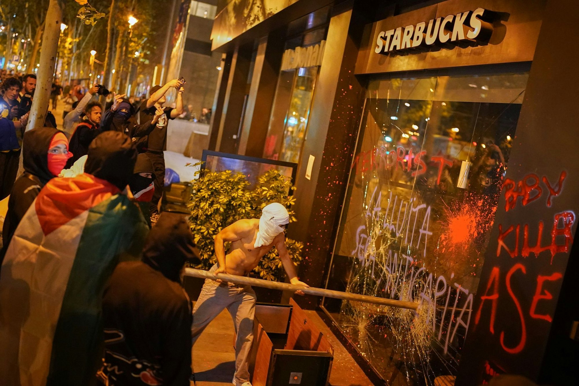 Demonstranten in Barcelona griffen Geschäfte und Restaurants an, denen sie eine Unterstützung Israels vorwerfen.