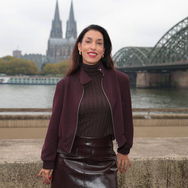 Tijen Onaran beim Interview in Köln, im Hintergrund der Rhein, Dom und die Hohenzollernbrücke