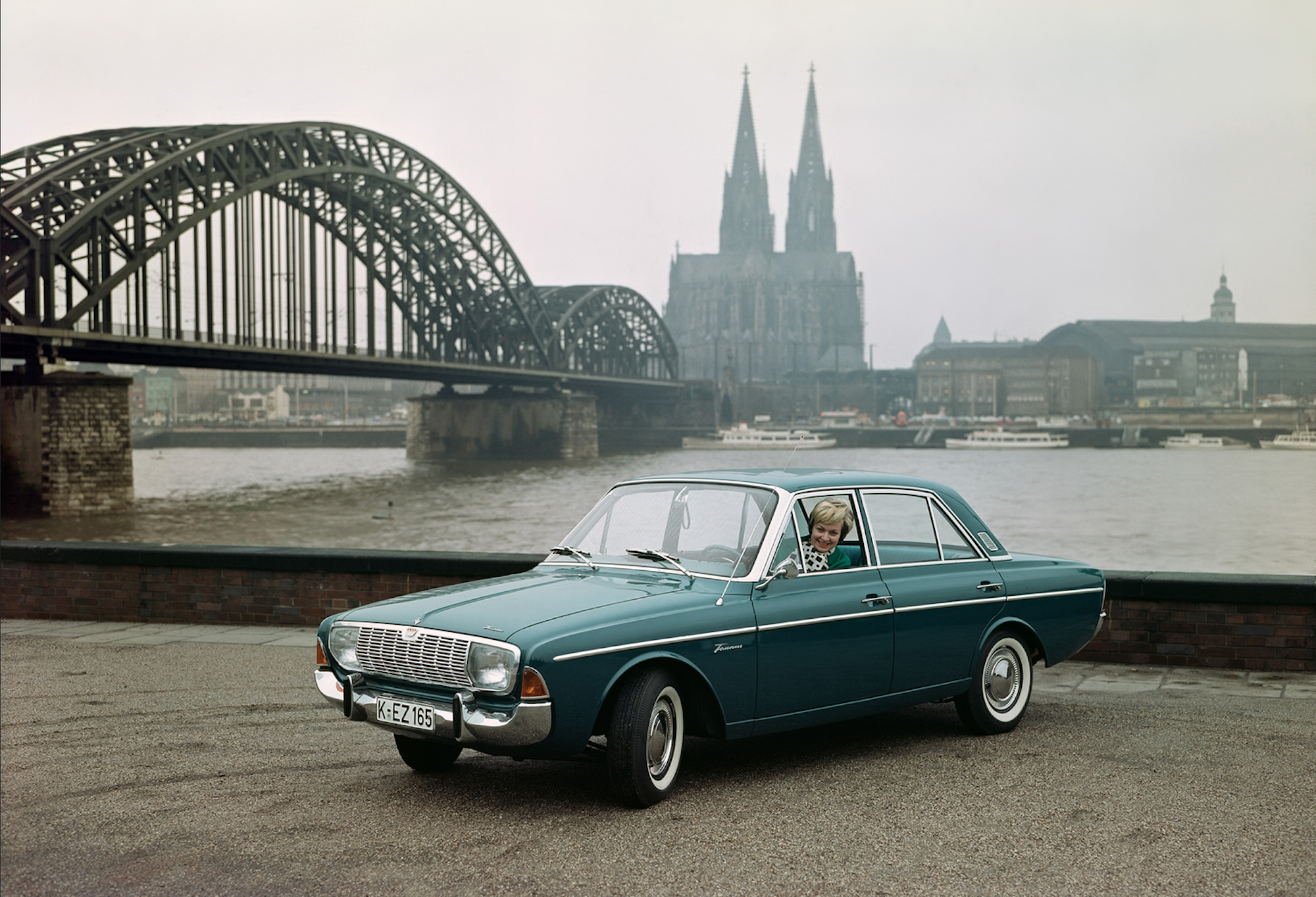 Ein Ford Scorpio mit Rheinpanorama und Domblick