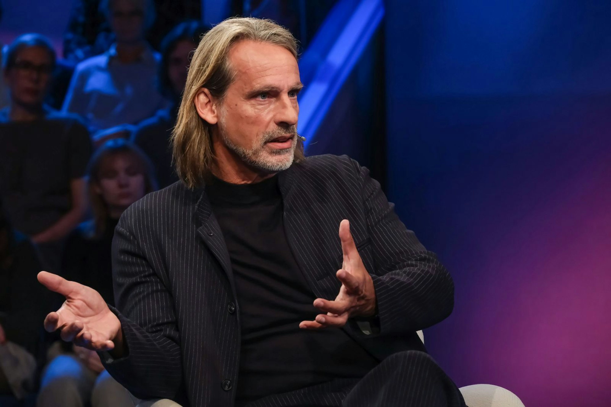 Richard David Precht ist überzeugt: „Wenn man sich ein dickeres Fell zulegt, dann gehen wir auch wieder gut miteinander um.“ (Bild: WDR / Oliver Ziebe)