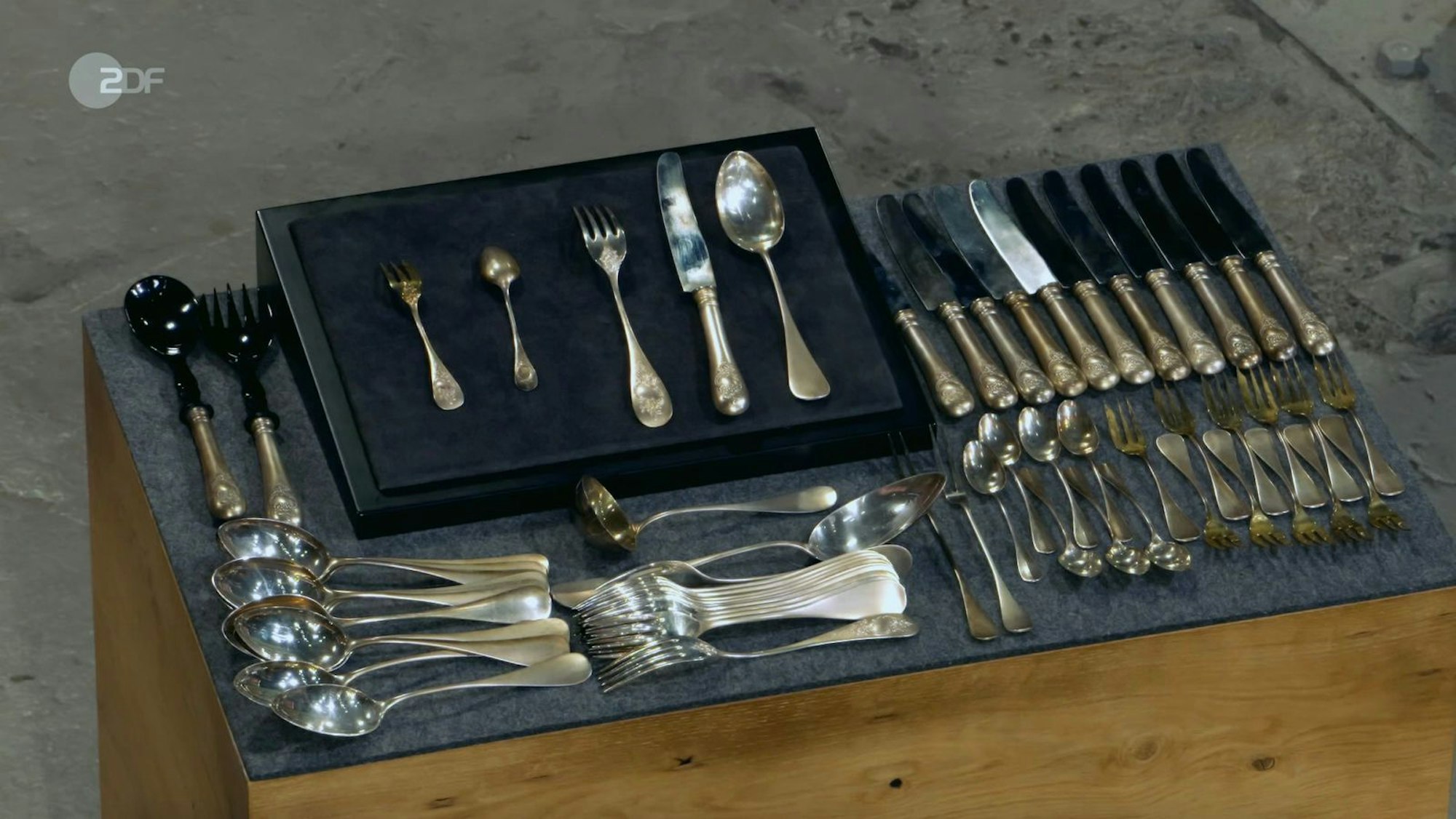 Ein 62-teiliges Besteck aus 800er und 950er Silber der Silberwarenfabrik Bruckmann & Söhne (Heilbronn) datierte Wendela Horz um 1900. Gewünscht wurden 3.000 Euro. Doch die Expertin schätzte nur auf 1.500 (Silberwert) bis 1.800 Euro. Elke Velten zahlte am Ende 1.650 Euro.
(Bild: ZDF)