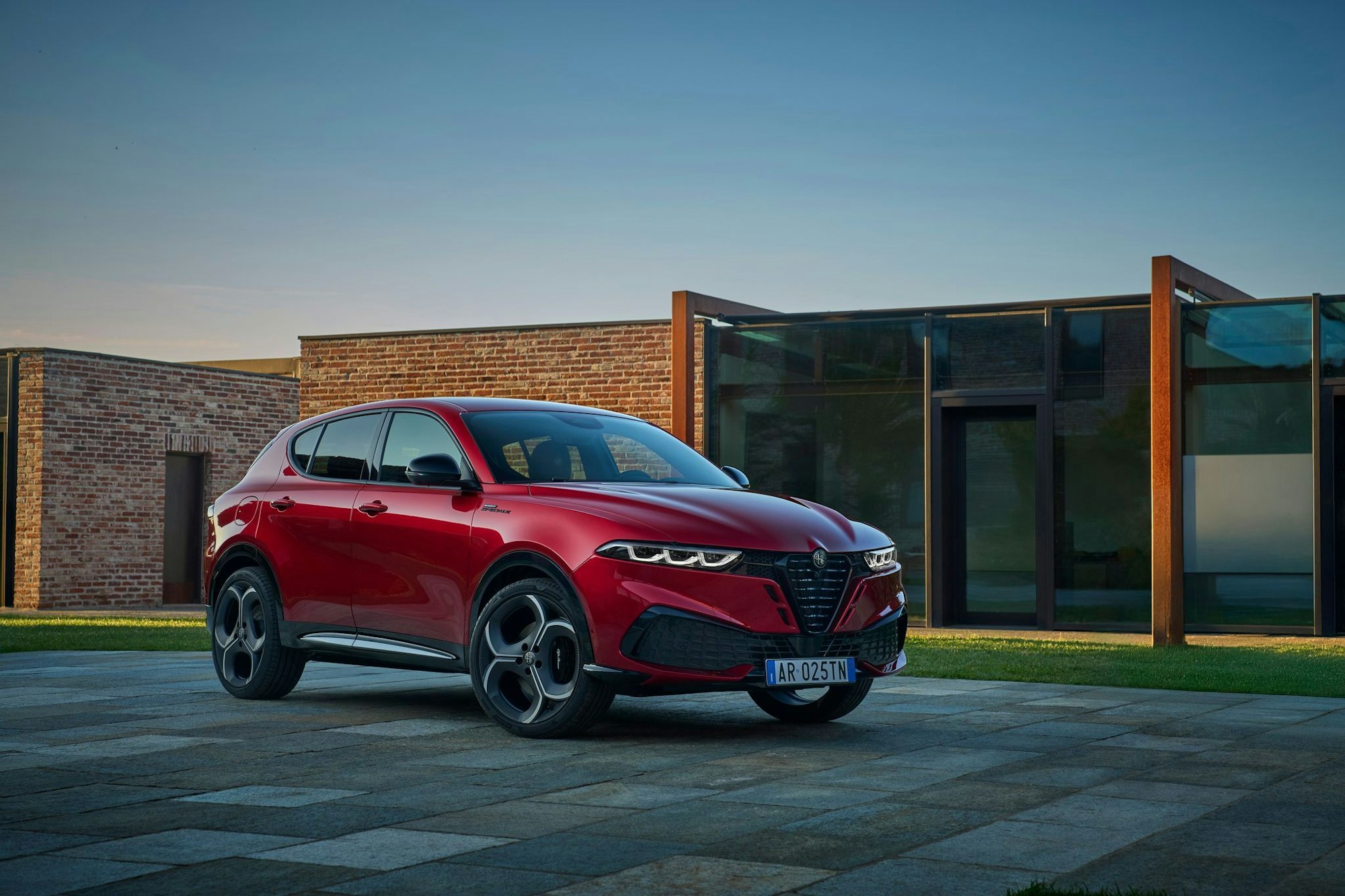 Alfa Romeo frischt den Tonale mit überarbeiteter Front und neuen Farboptionen auf: Das Facelift bringt mehr Individualität ins Kompakt-SUV.