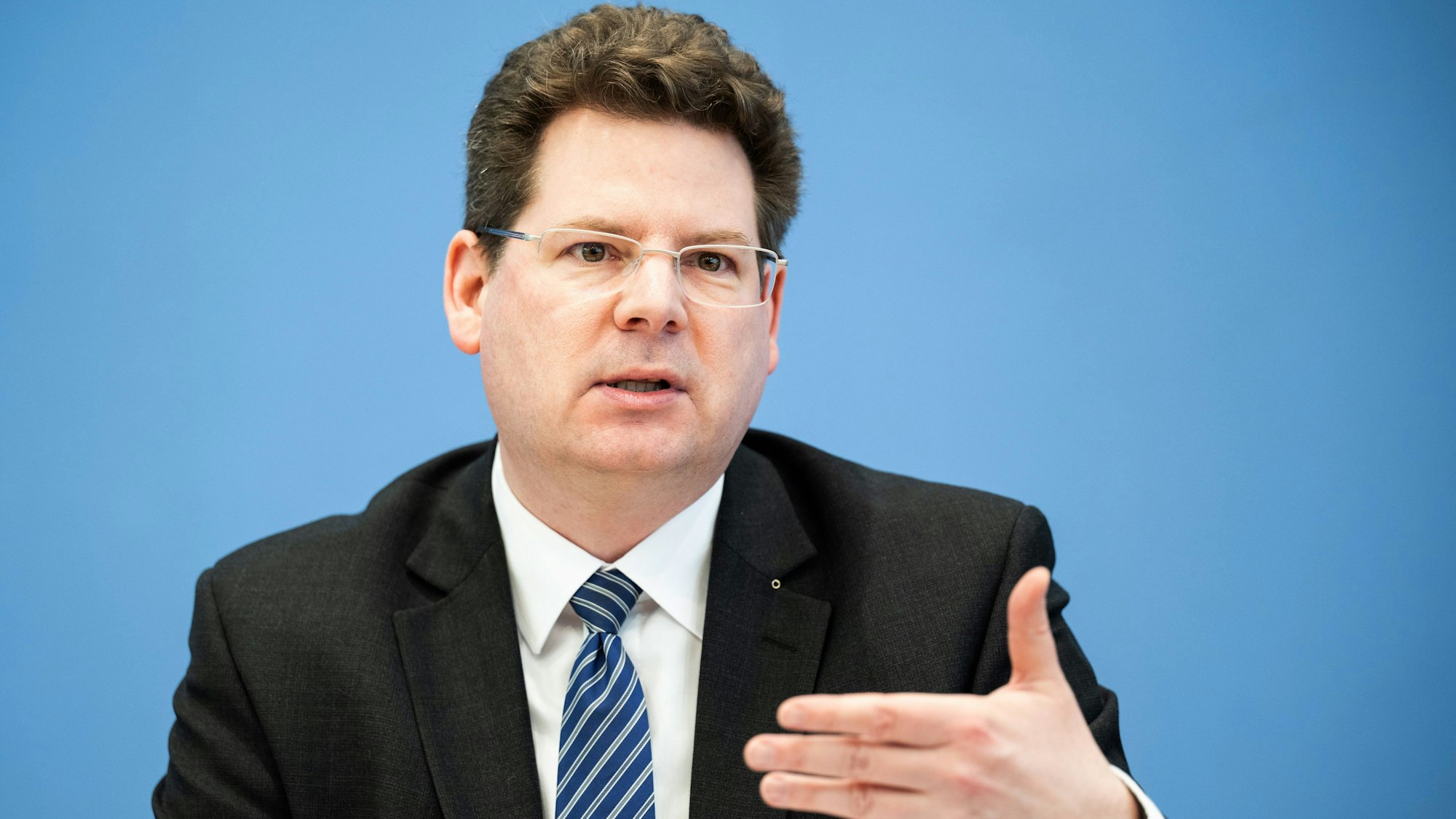 Oliver Holtemöller vom Leibniz-Institut für Wirtschaftsforschung Halle (IWH) untersucht unter anderem die Wirtschaftlichkeit von Sport-Großveranstaltungen (Archivbild).