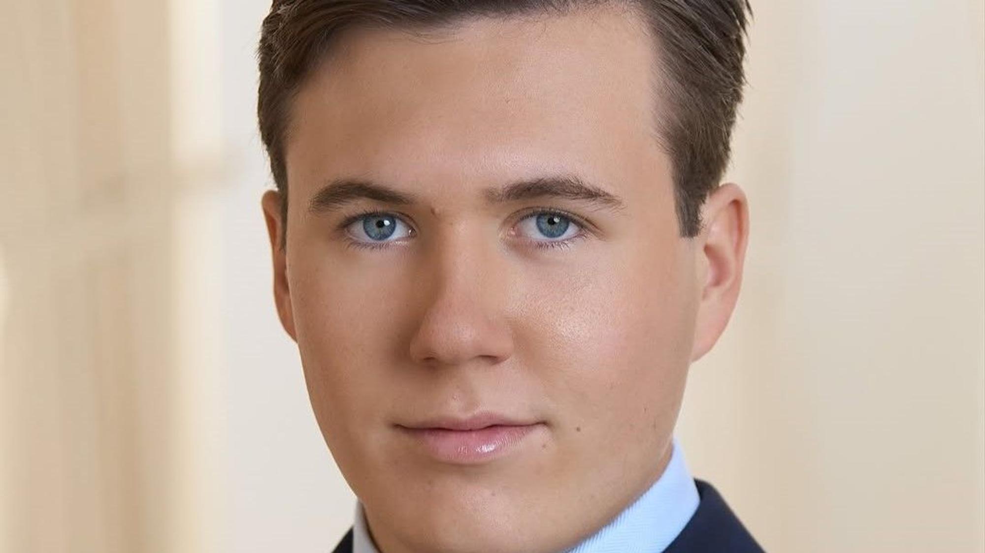 Kronprinz Christian macht den Daumen hoch.