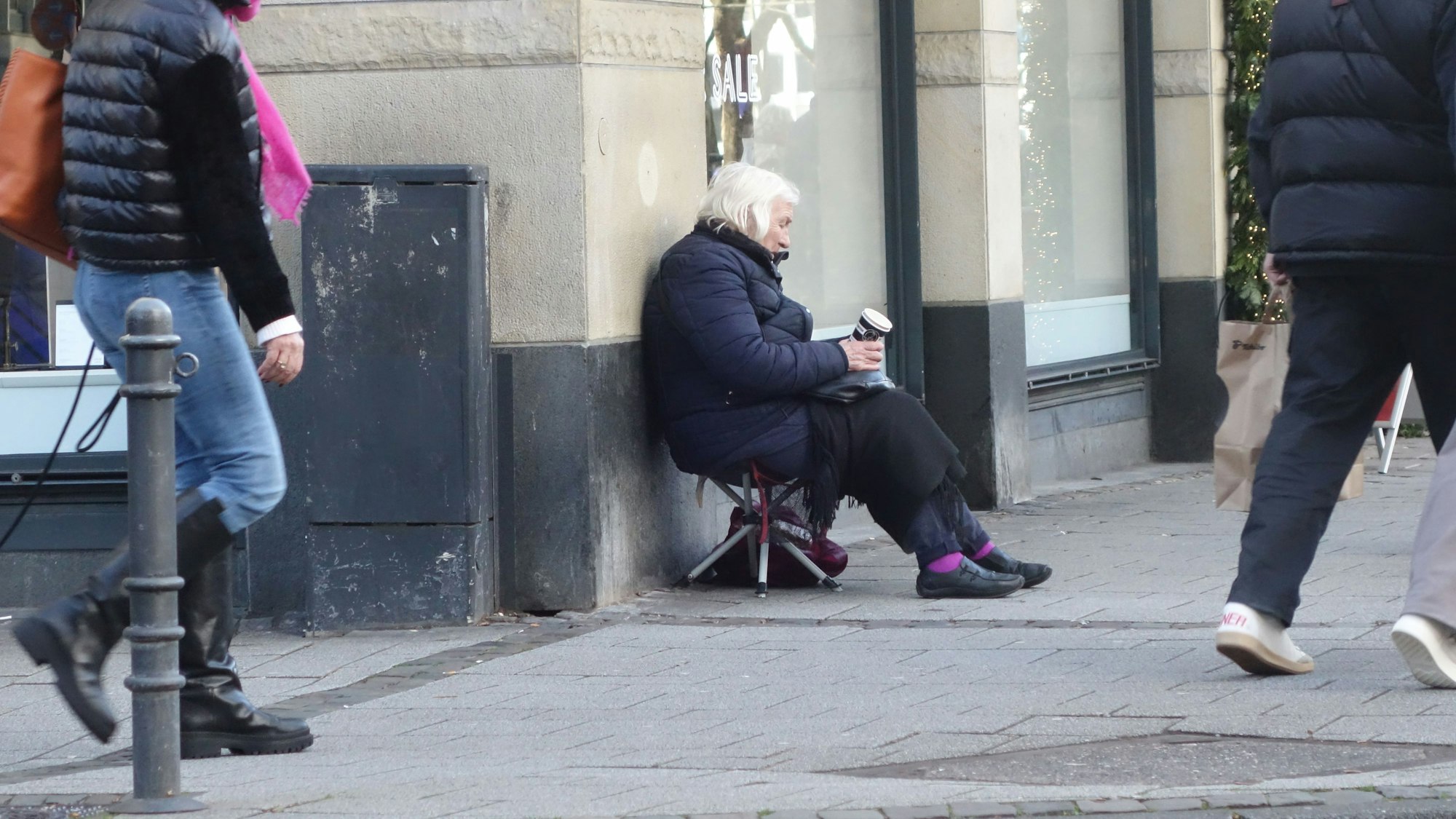 Bettlerin in der Fußgängerzone