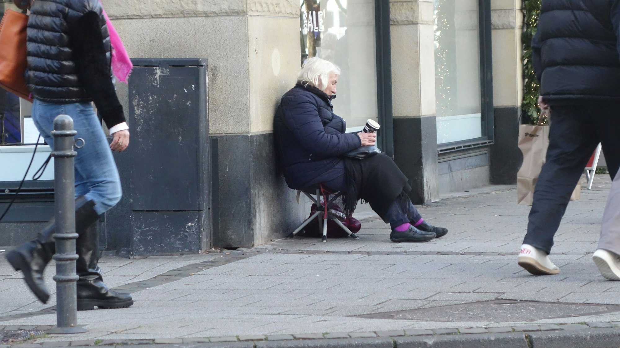 Eine obdachlose Frau