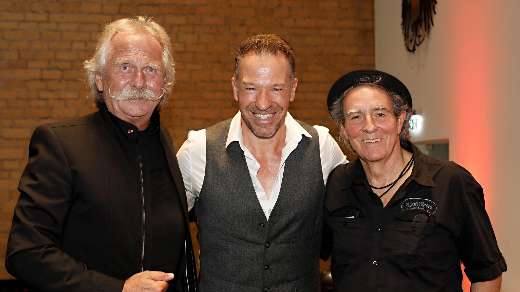 Henning Krautmacher, Patrick Lück und Peter Horn stehen zusammen.