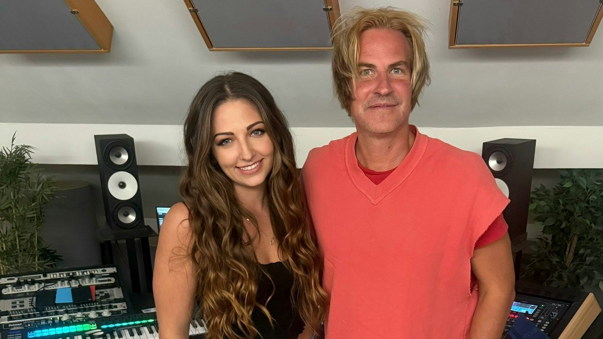 Alina Hellenthal und Oliver deVille stehen in einem Studio.