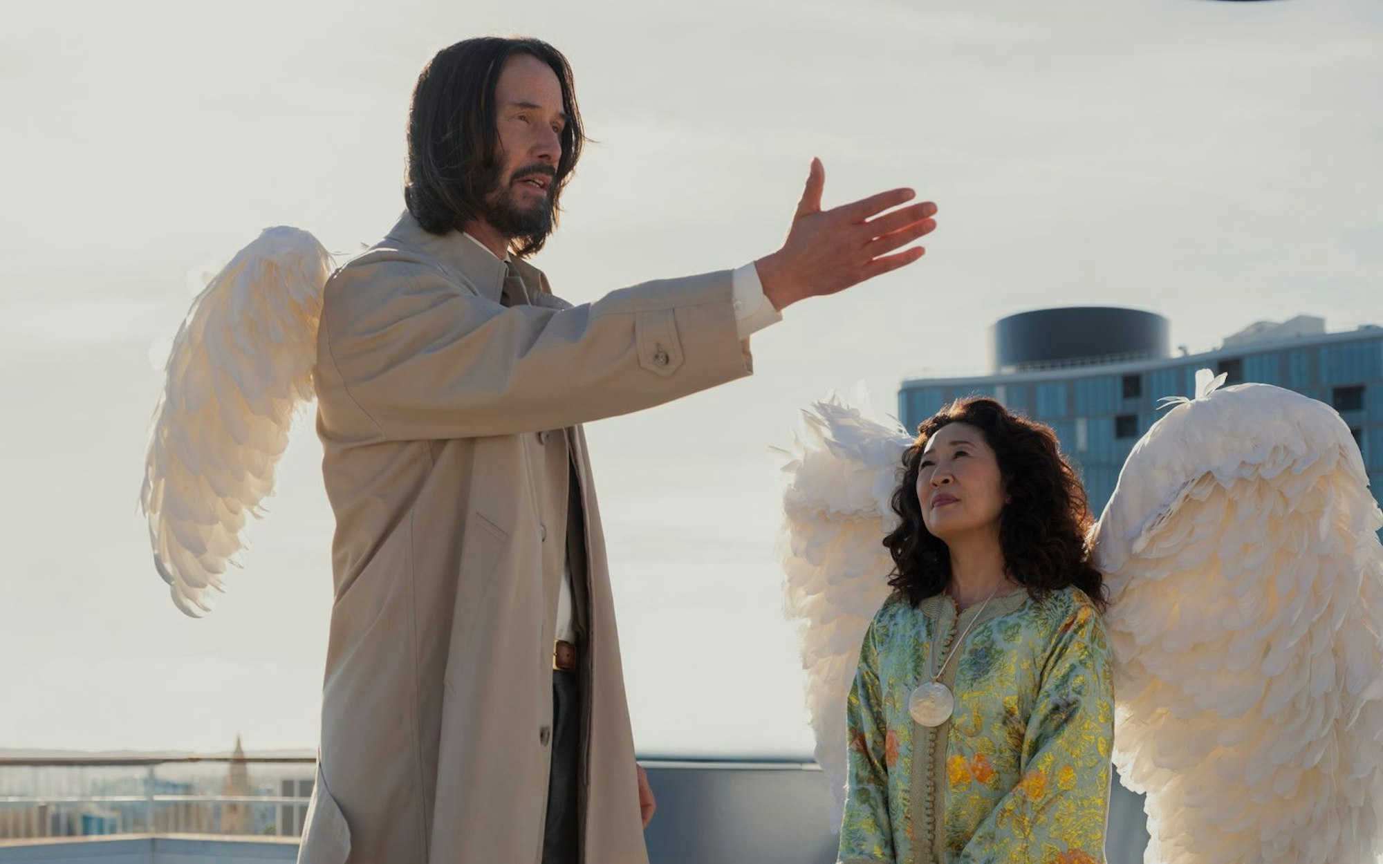 Sympathieträger Keanu Reeves (mit Sandra Oh) spielt in „Good Fortune“ einen guten Geist, dem seine Aufgaben als Schutzengel aber nicht so richtig gelingen wollen. (Bild: 2025 Lionsgate)