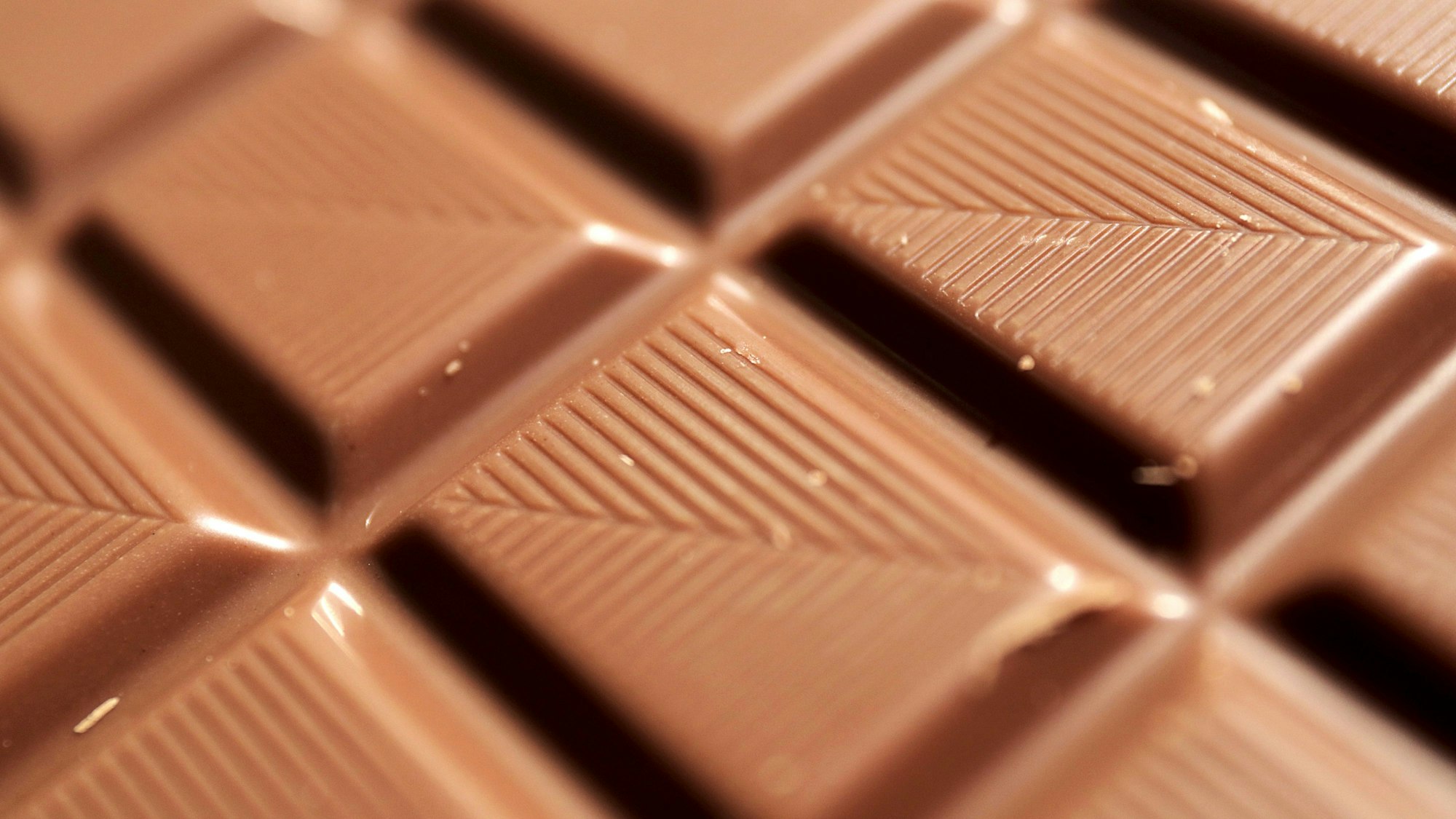 Eine Tafel Schokolade liegt auf einem Tisch auf der Süßwarenmesse.